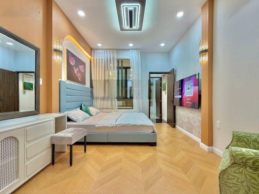 Nhà đẹp như hoa khu thời trang lê văn sỹ quận 3 . cách sân bay 7 phút