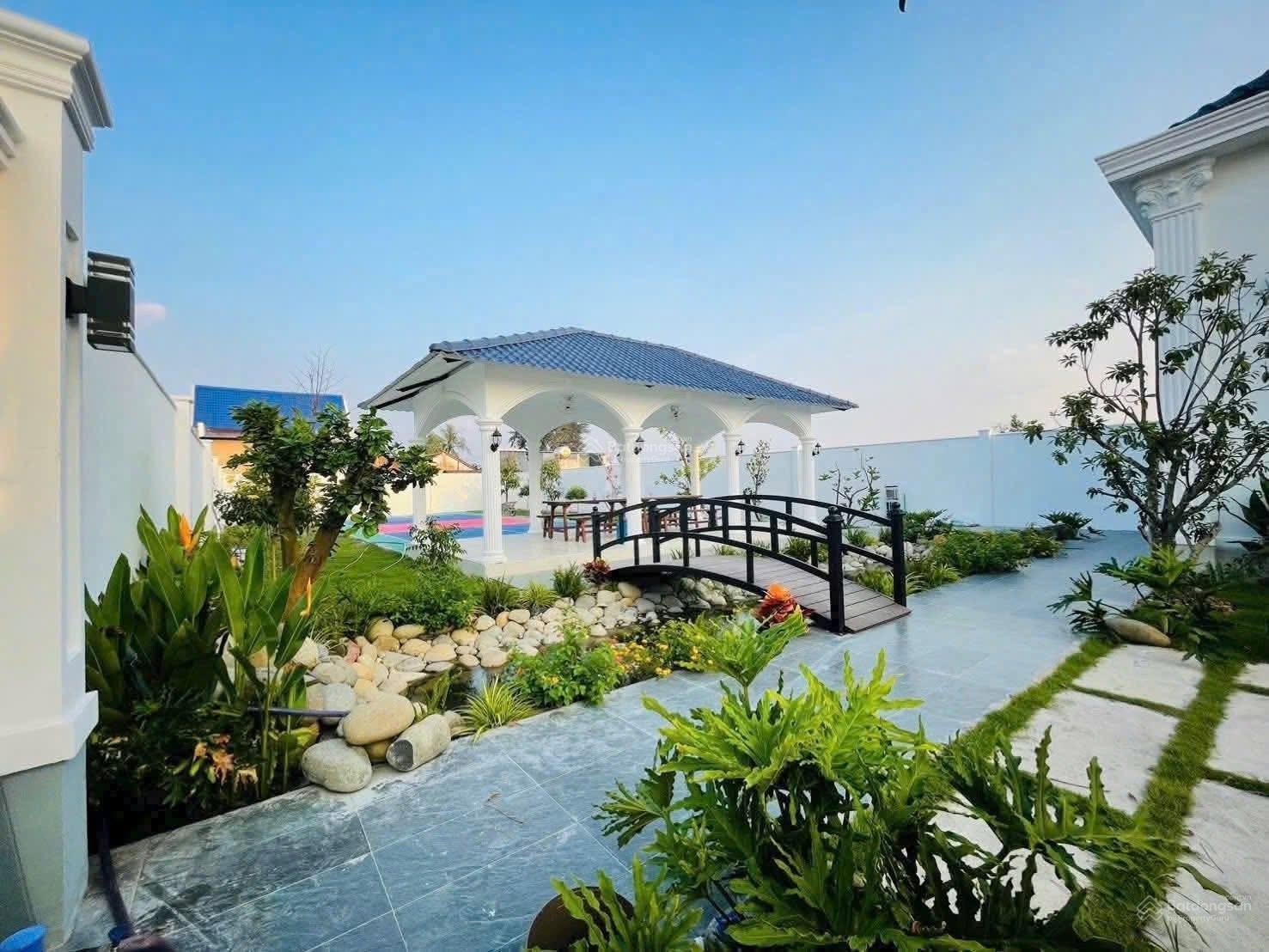 Bán biệt thự nghỉ dưỡng 1.000m2 - Đức Hòa Long An giáp TP.HCM - đầy đủ nội thất cao cấp