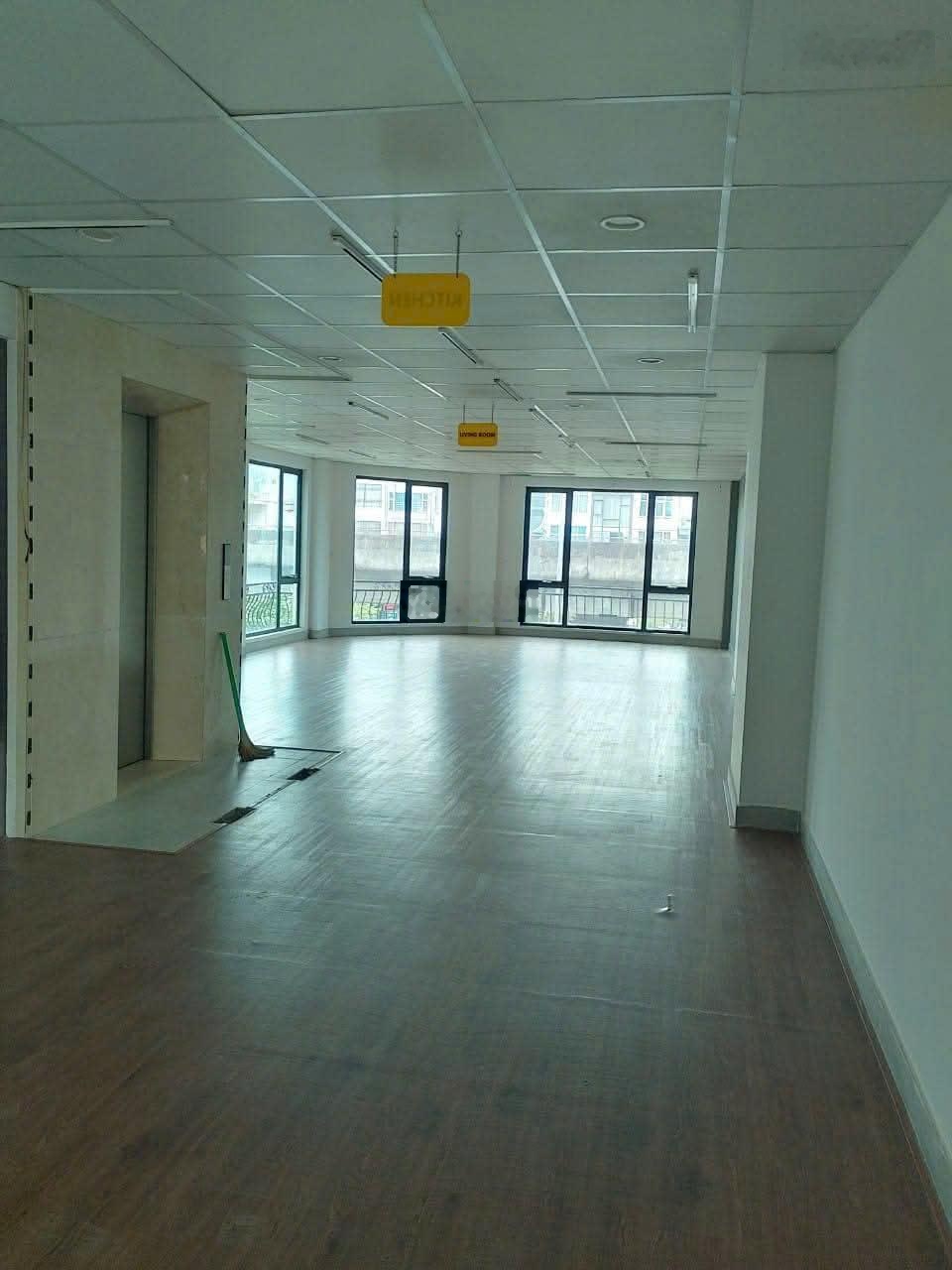Cho thuê gấp cả nhà 7 tầng hoặc thuê lẻ văn phòng t3, 4, 5, 6 giá rẻ ngay số 9 g nguyễn xiển dt 120