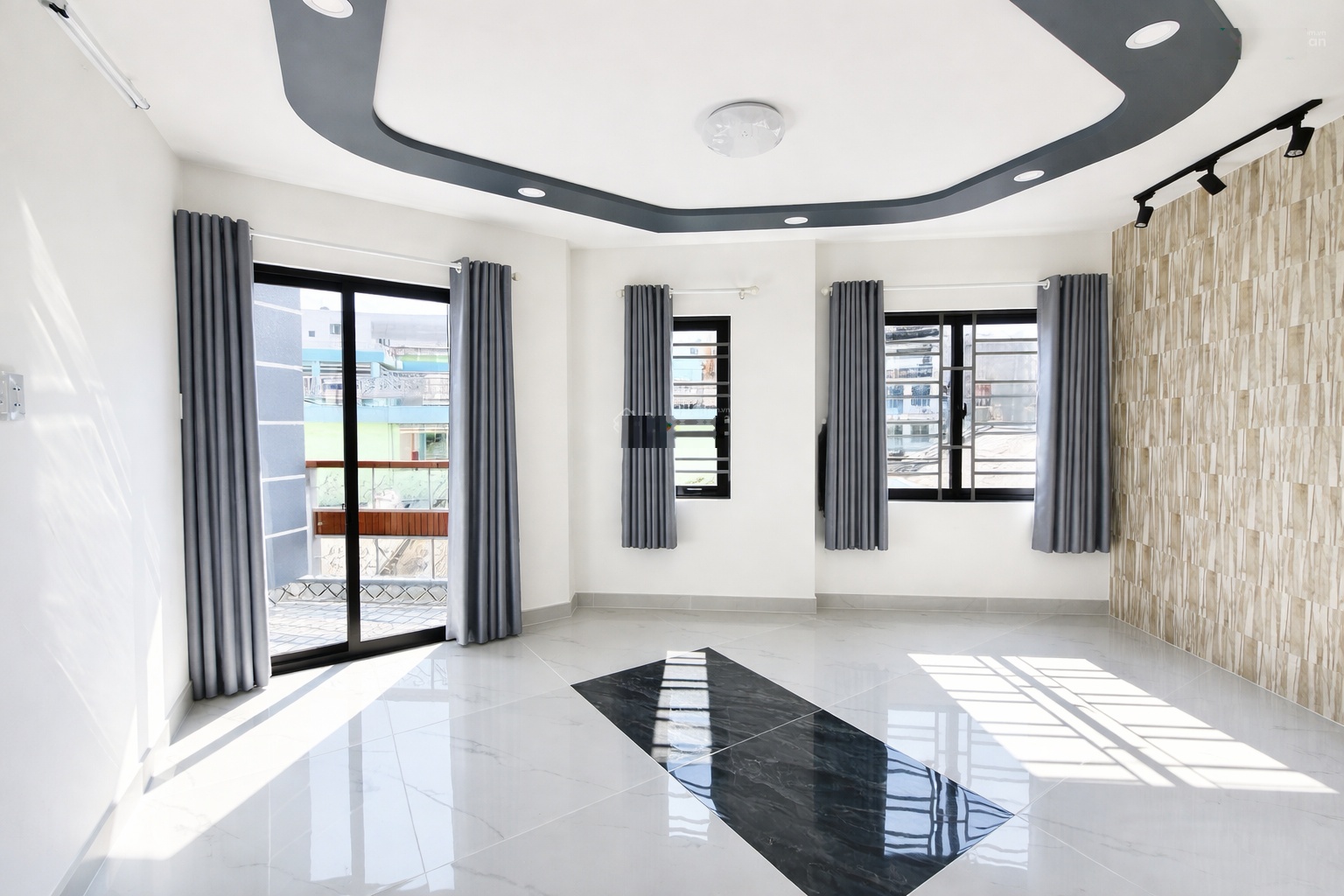 Bán nhà 5 tầng, 50m2, phú nhuận, căn góc thoáng mát, hẻm xe hơi, sân rộng trước nhà, kdc an ninh