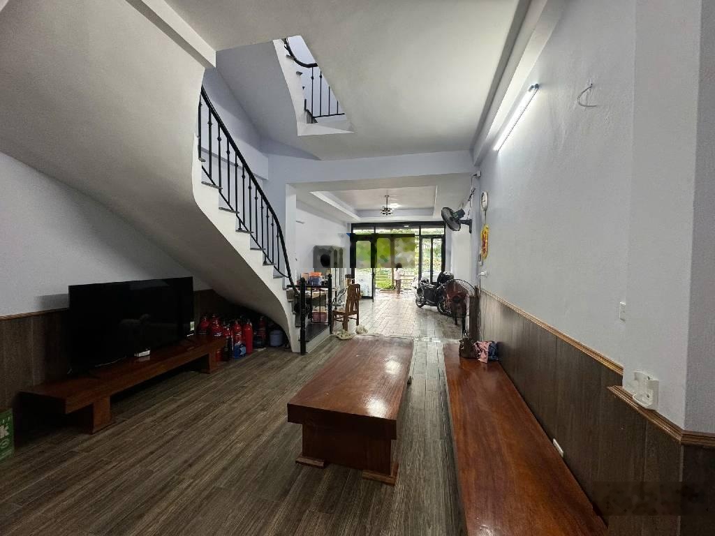 Pbán nhà đẹp -phúc lợi văn phòng -view hồ kinh doanh ô tô tránh vị trí siêu đắc địa vượng