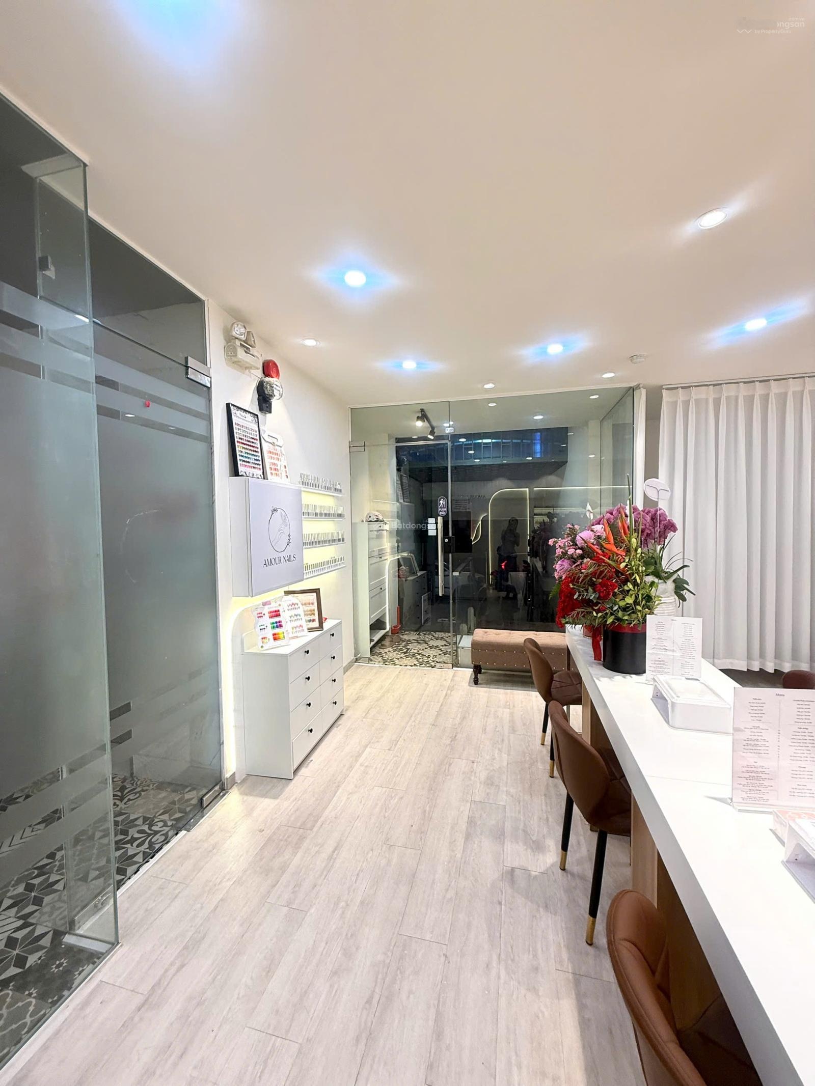 Cho thuê mặt bằng mặt tiền đường Nguyễn Bỉnh Khiêm - góc Lê Duẩn Quận 1