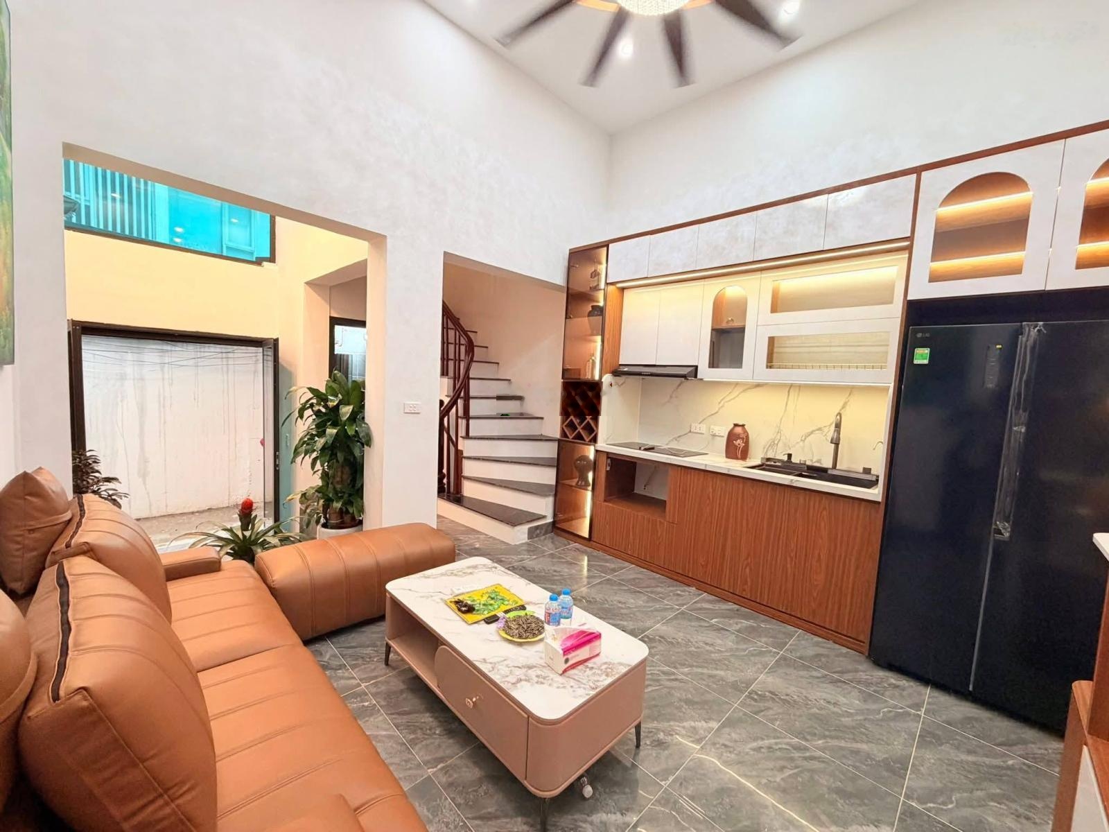 Nhà Đẹp Gần Phố Minh Khai, Hai Bà Trưng 39m, 5 tầng, mt 4.3m, giá 8.29 tỷ.