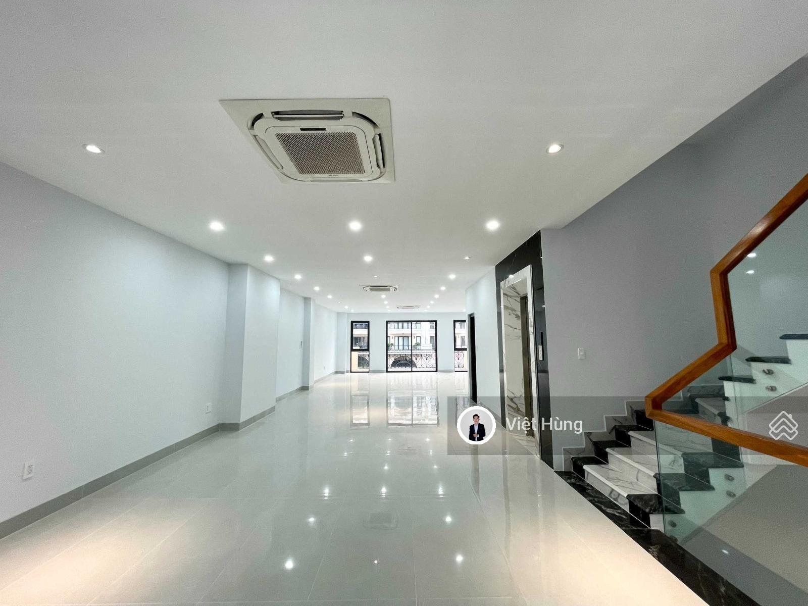 Văn phòng tầng 2 Vạn Phúc City, 7x22m sẵn vách kính, máy lạnh, hầm để xe giá 14 triệu/tháng