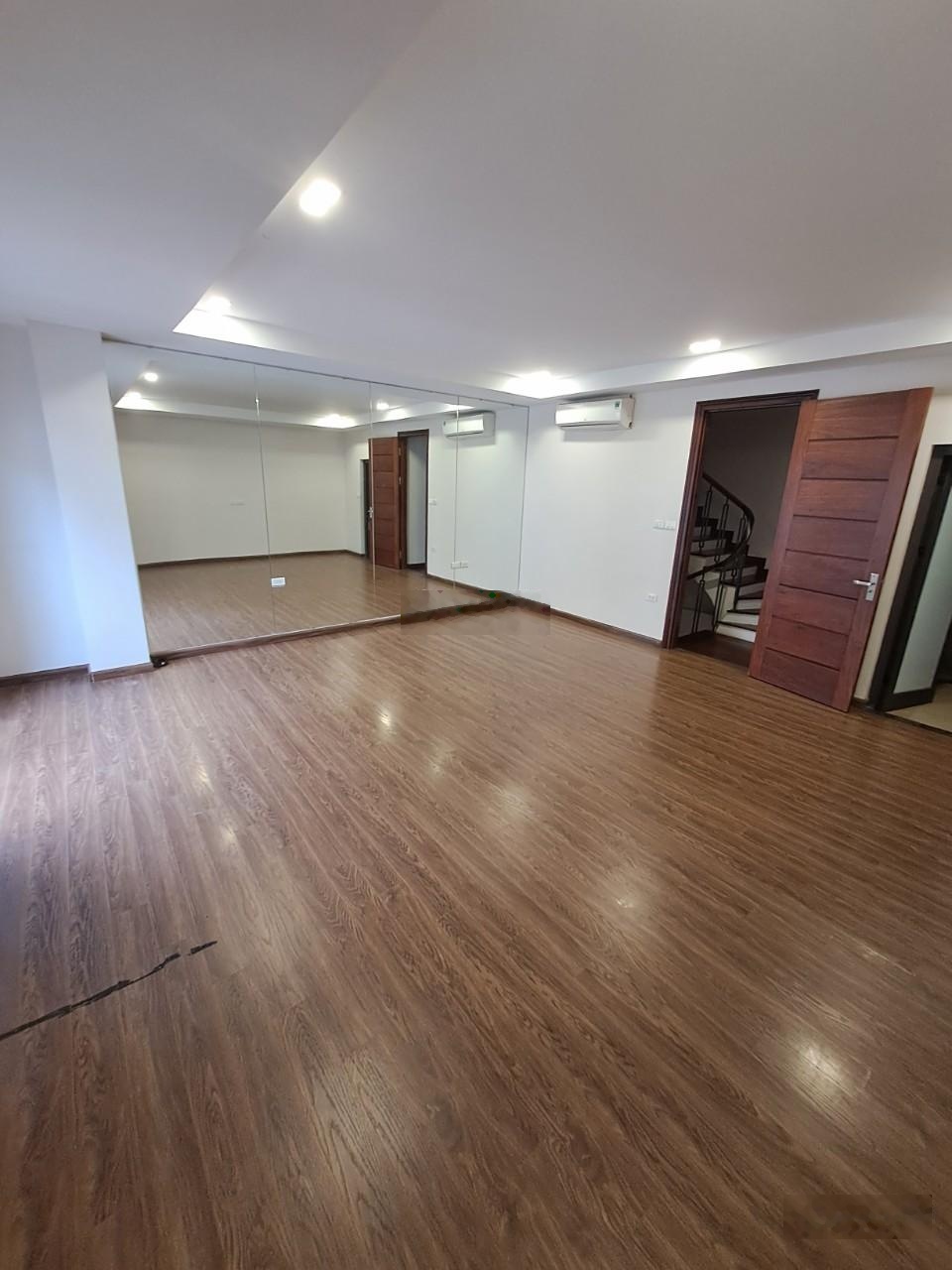 Cho thuê NR 50m2, 5PN, 4WC tại Phố Giảng Võ, Ba Đình, Hà Nội, 15 triệu VND. LH 0356380487