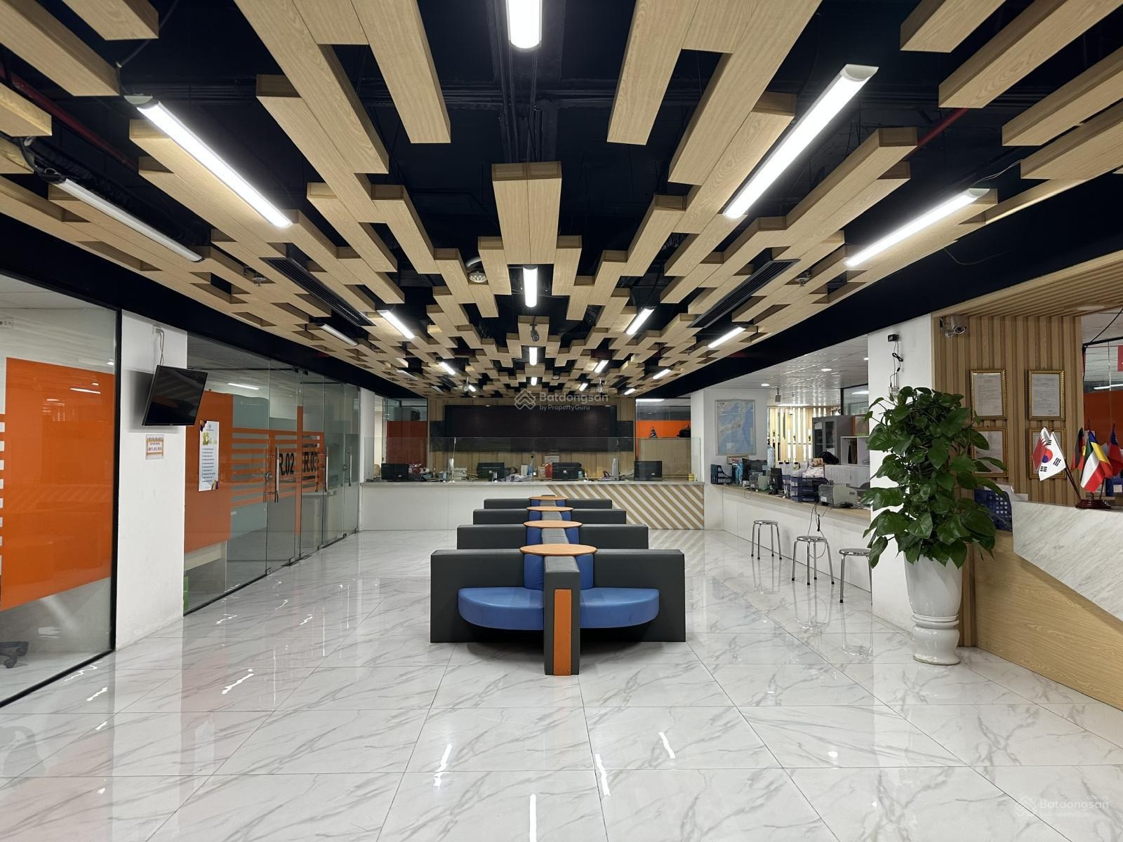 Bán lại HD cho thuê văn phòng 68 Nguyễn Cơ Thạch, hợp đồng thuê đến 2061, thoáng đẹp, đủ nội thất