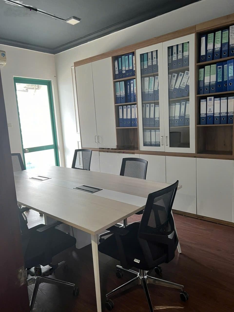 Chính chủ bán gấp căn hộ 18T2 Trung Hoà Nhân Chính - 102m2, 2PN, tầng cao, 2 ban công, giá tốt