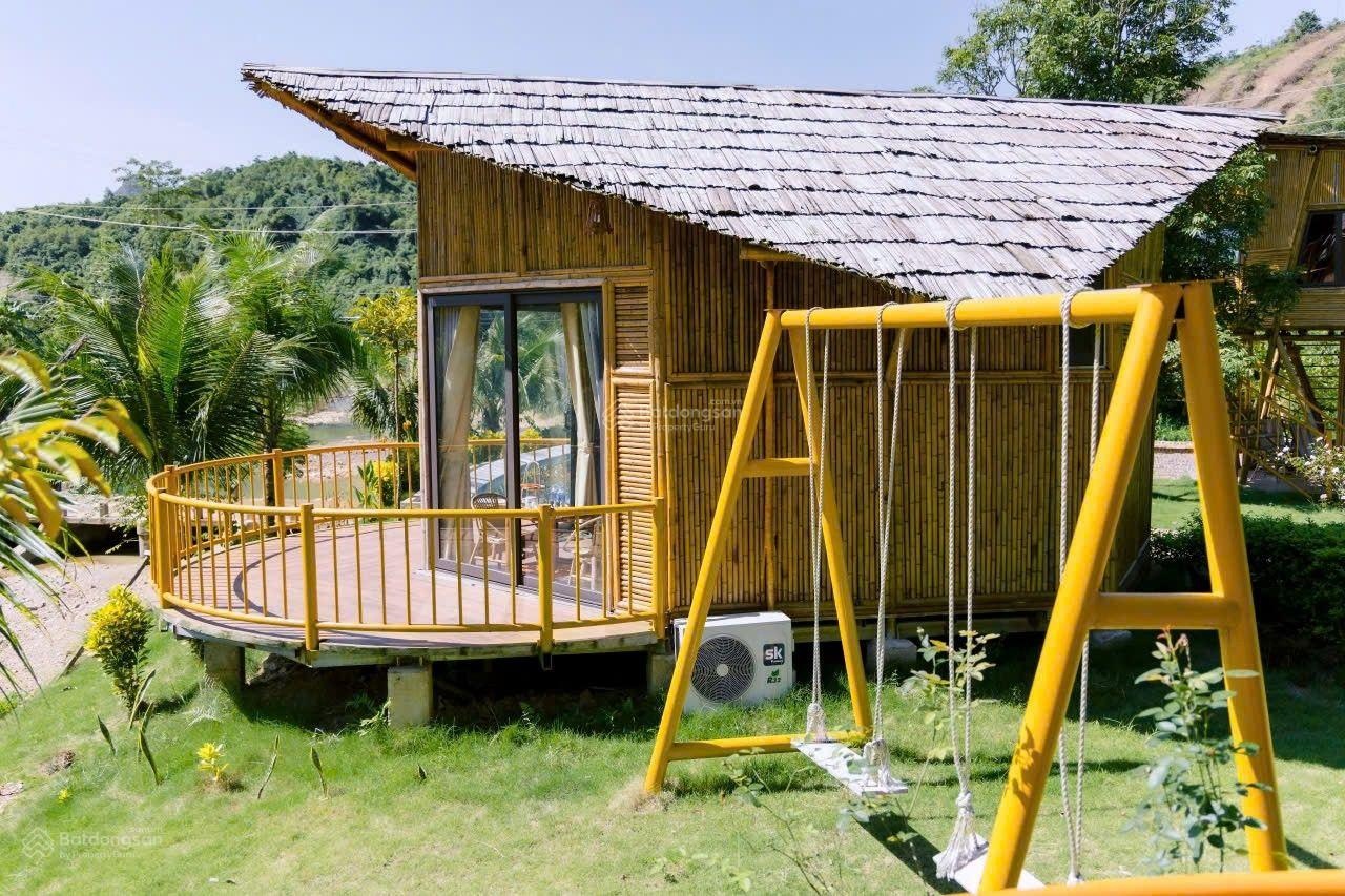 Bán khuôn viên nghỉ dưỡng đang kinh doanh bám suối lớn .đẹp nhất lương sơn