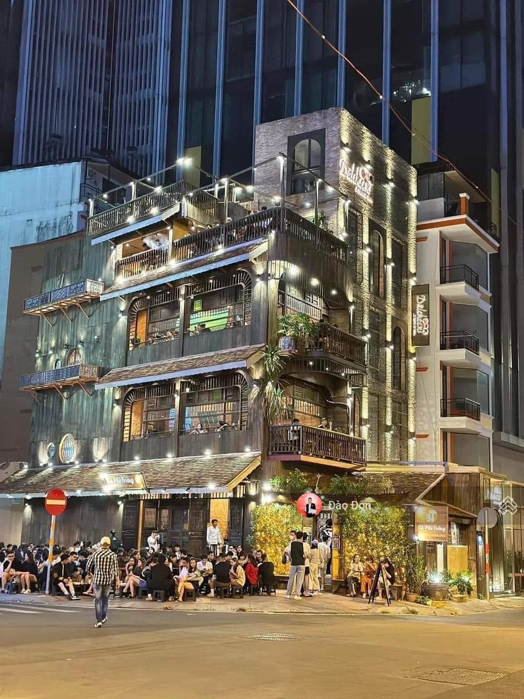 Cực hiếm!!! Cho thuê siêu phẩm mặt phố Trích Sài DT: 90m2 x 4T MT lô góc 20m Giá thuê 135tr/tháng.