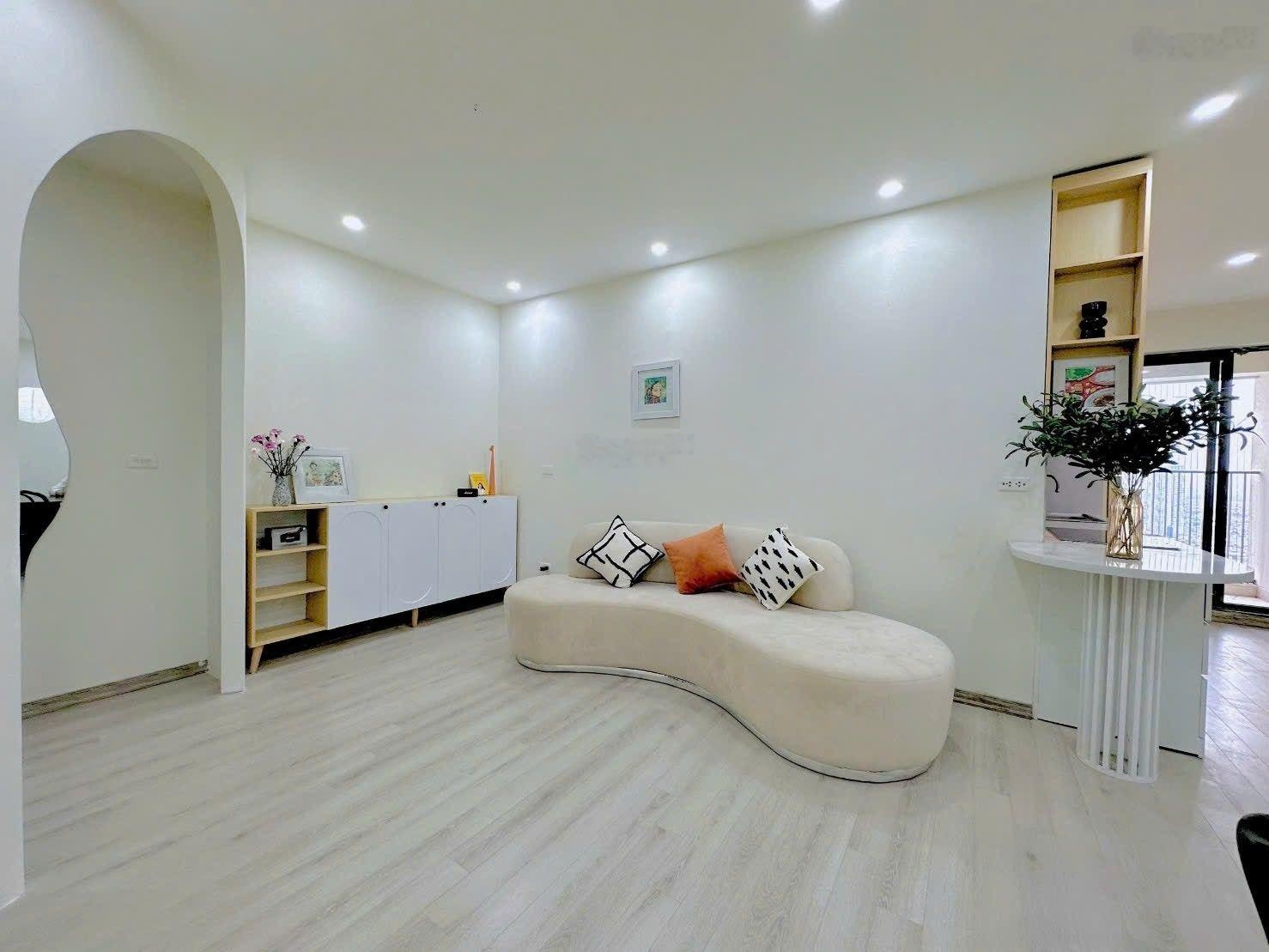 Bán nhanh CH 75m2, 2PN, 2VS ban công Đông Nam, full đồ đẹp, tầng trung nhà mới tinh