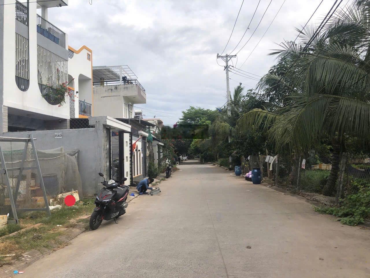 Bán lô đất 3 mặt tiền siêu hiếm, cực kỳ giá trị , vị trí tuyệt đẹp, thoáng mát, tặng nhà cấp 4