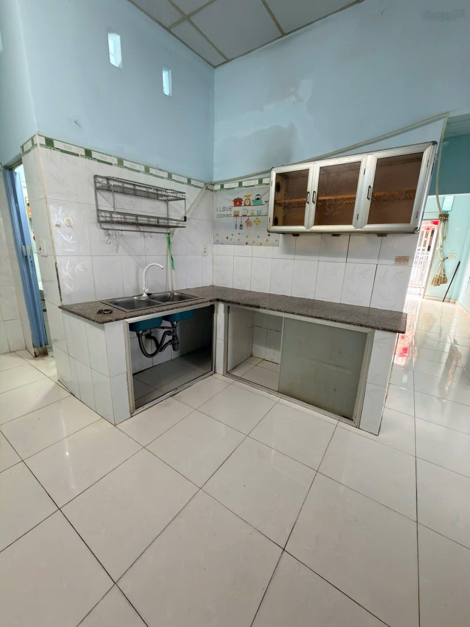 Nhà hẻm nhựa thông Huỳnh Thị Hai q12 dt 4x20m có gác rộng