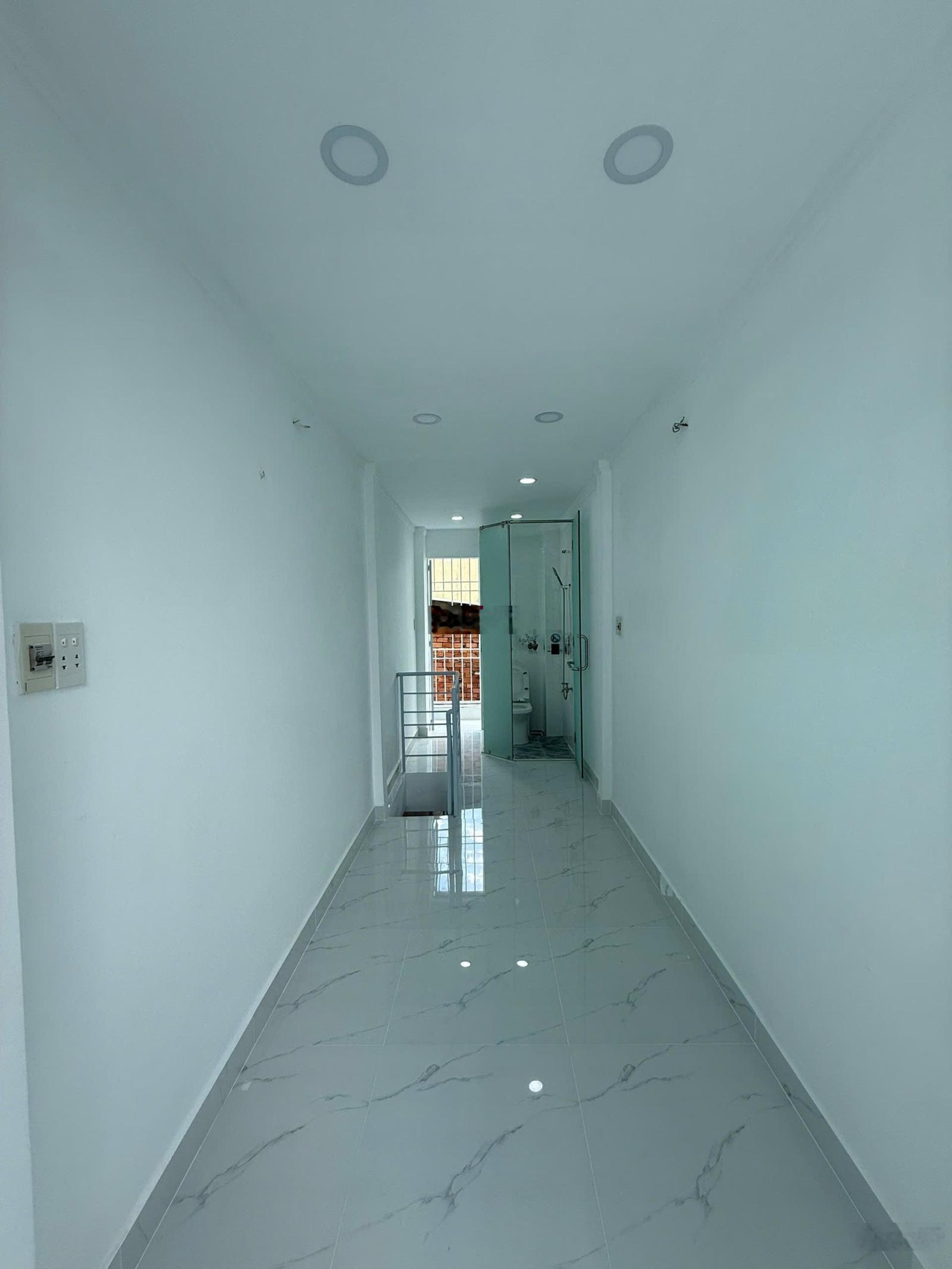 Cho thuê nhà nhỏ xinh hai mặt tiền (trước+sau) 3 tầng. 6.5 triệu