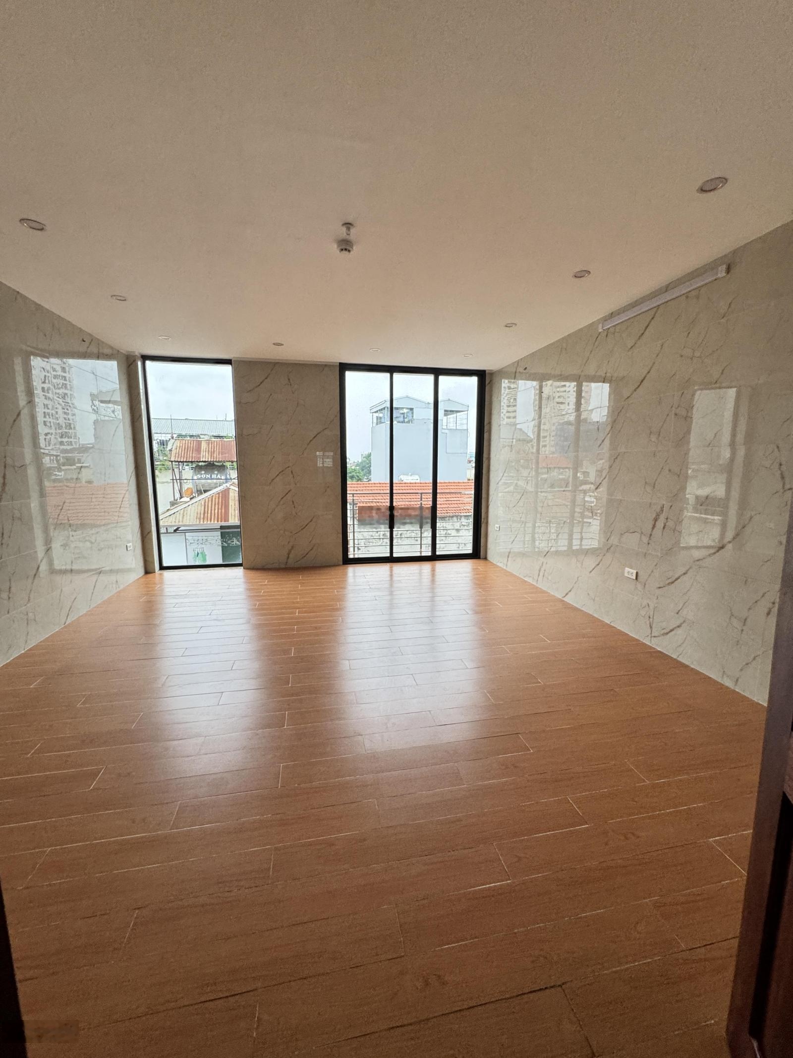 Cần cho thuê building làm văn phòng, công ty. Nhà 9 tầng, thang máy, ô tô đỗ cửa, đường 10m