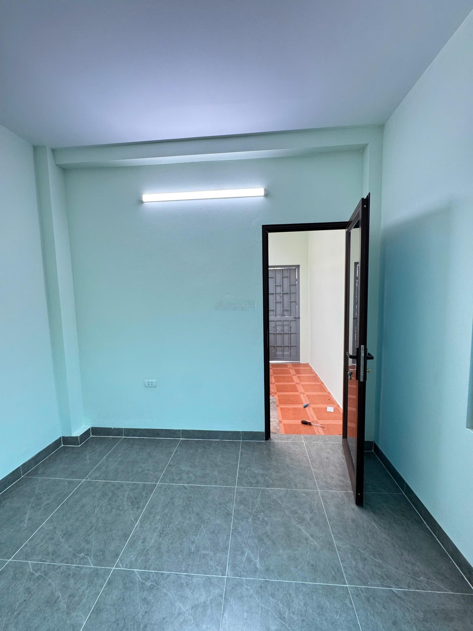 Bán gấp nhà Phú Viên Bồ Đề, Long Biên, 4 tầng có sân đậu oto, khu dân cư yên tĩnh, an ninh tốt