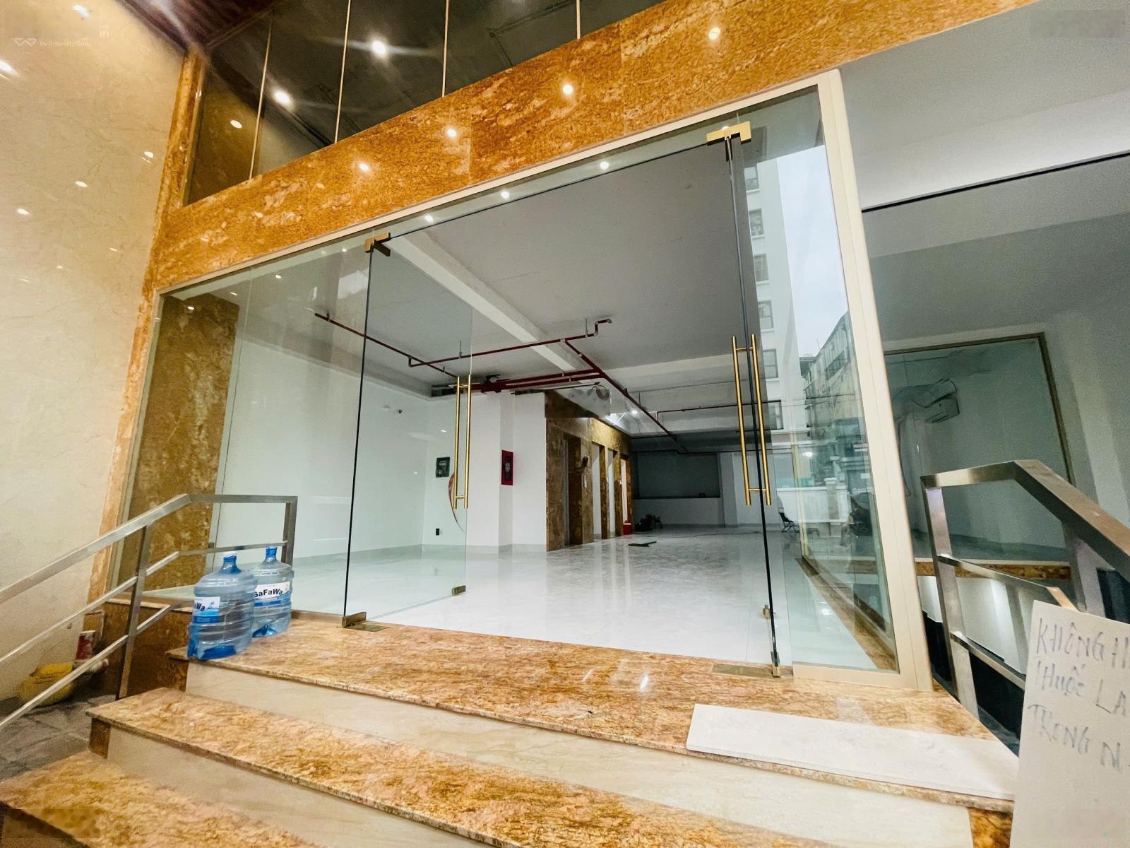 Cho thuê mặt bằng tầng trệt+lửng tòa nhà 235m2 mặt tiền đường Trần Quảng Khải Q.1, tòa nhà mới tinh