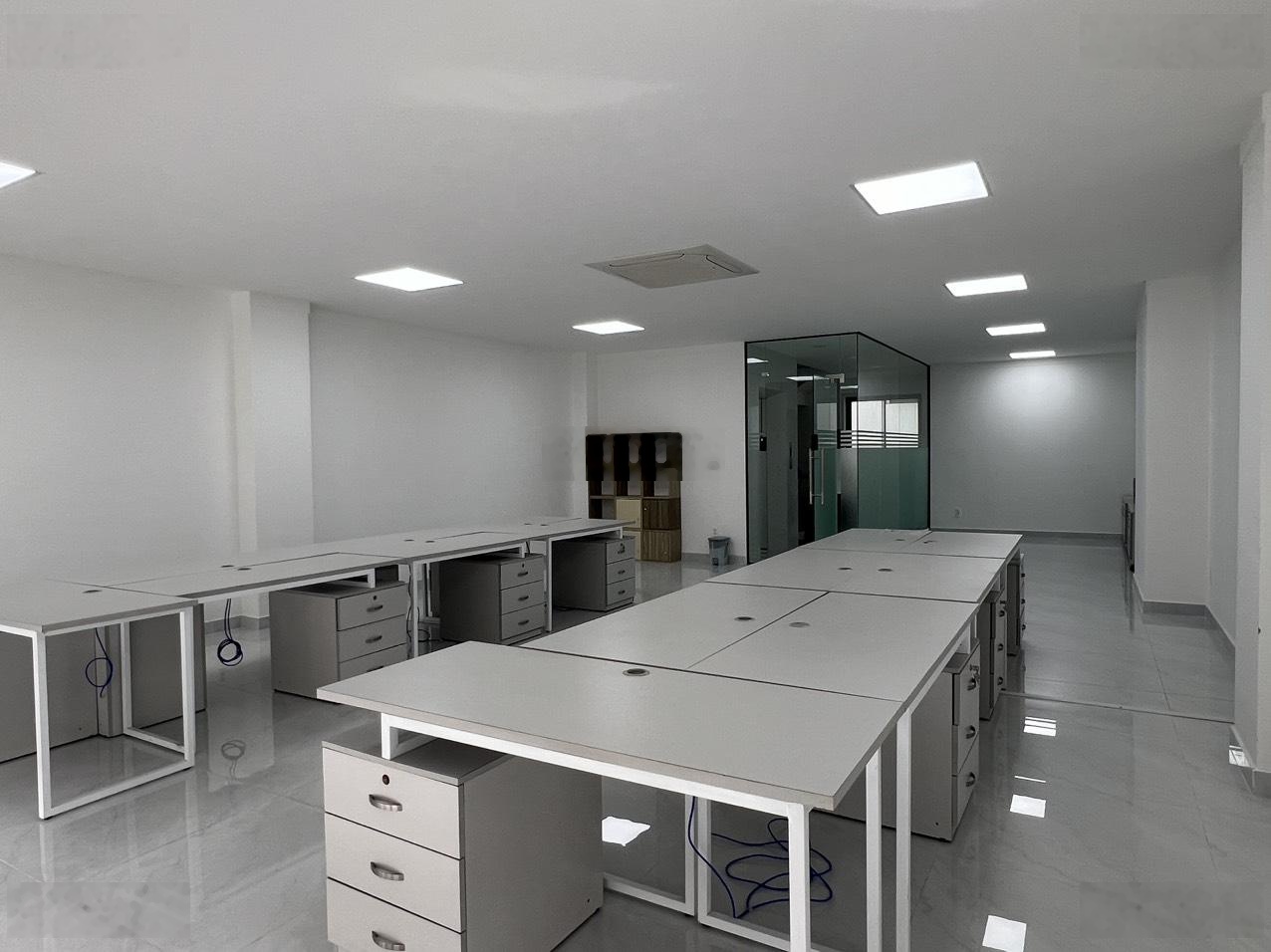 Nhà mặt tiền đường Đinh Thị Thi, đường 30m, DT 7x21m 1trệt 2lầu, có thang máy, máy lạnh giá 35tr/th