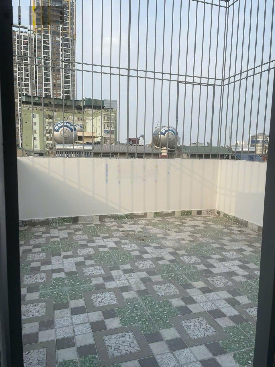 CHO THUÊ NHÀ THANG MÁY Hoàng Đạo Thành, ô tô 7 chỗ đỗ cửa 35m2, 5 Tầng, full điều hòa, nóng lạnh.