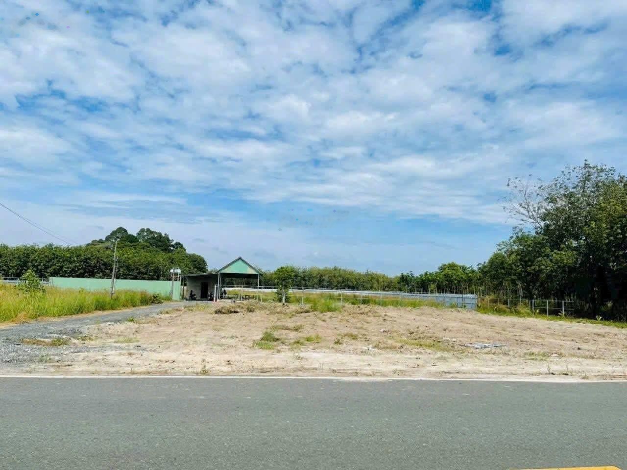 Cần vốn bán đất 2 Mặt tiền đường Cao Bá Quát 18m, Chơn Thành. Diện tích 419m2, ngang 10 nở hậu. SHR