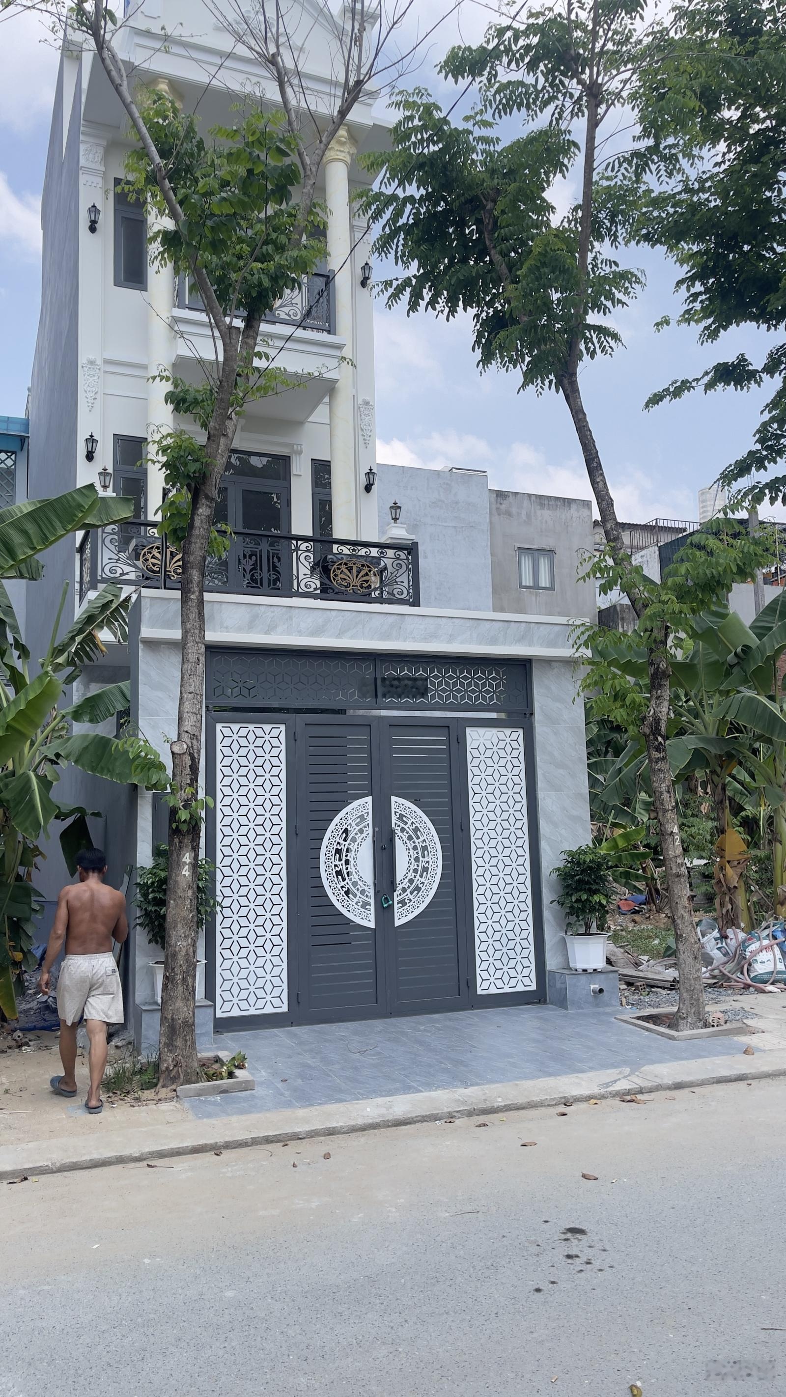 Bán nhà phố tân cổ điển mới tinh xe hơi đậu trong sân 7 tỷ