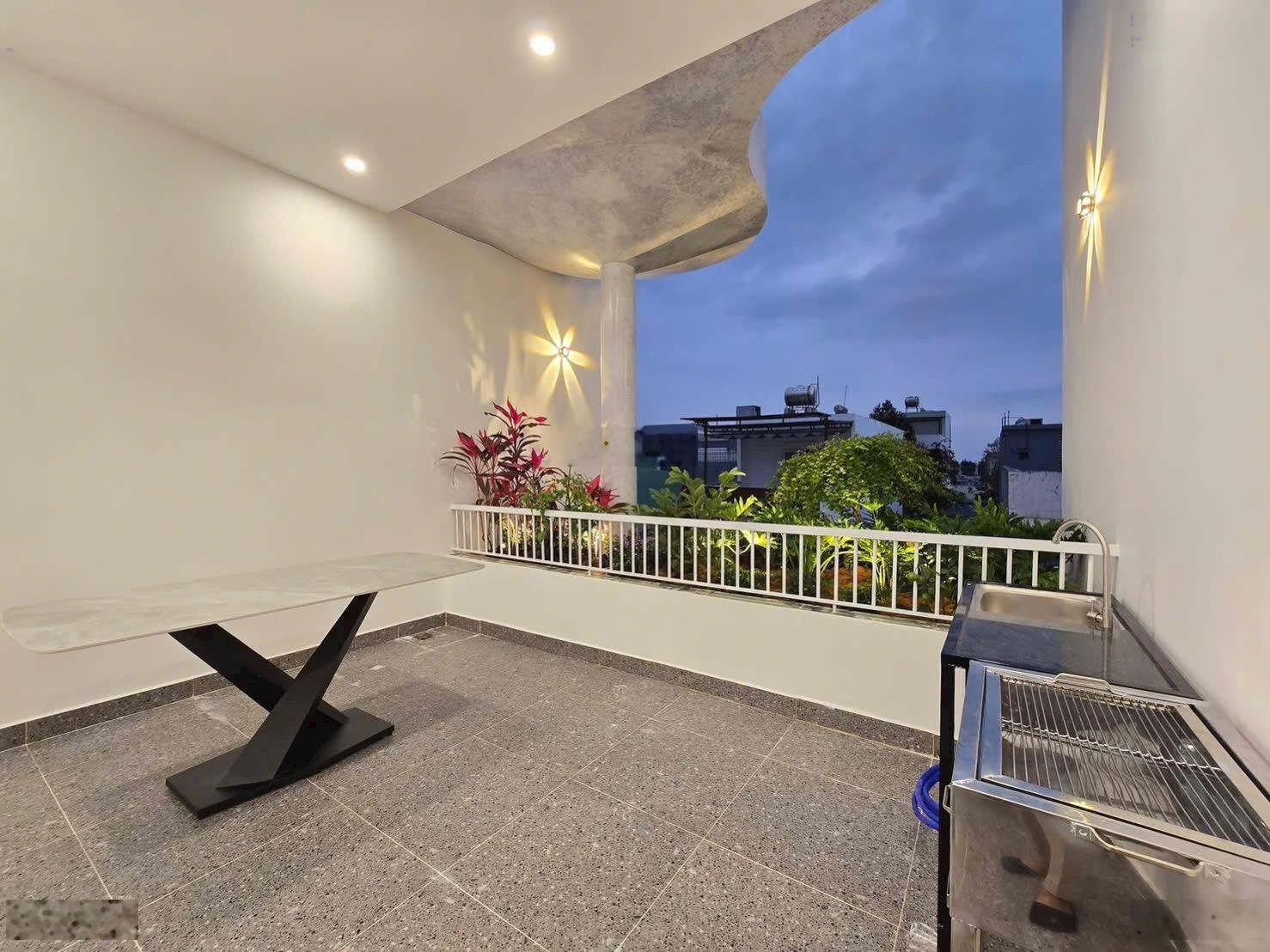 Villa mini" cách biển Đà Nẵng chỉ 100m. Thiết kế cao cấp với gỗ tự nhiên, đá tấm nhập khẩu khẩu