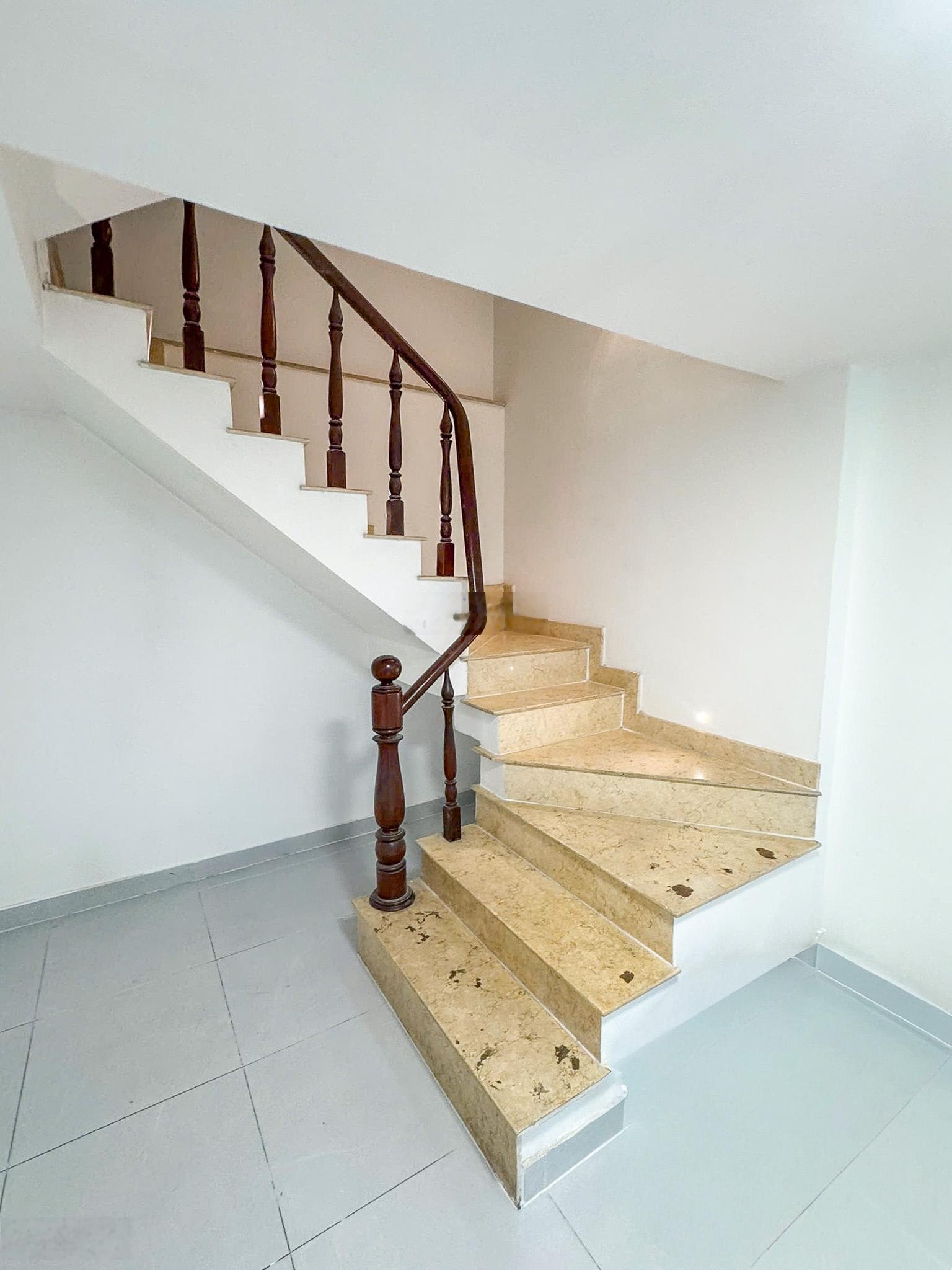 Cho thuê nhà nguyên căn hẻm cách mạng tháng 8, gần chợ hòa hưng