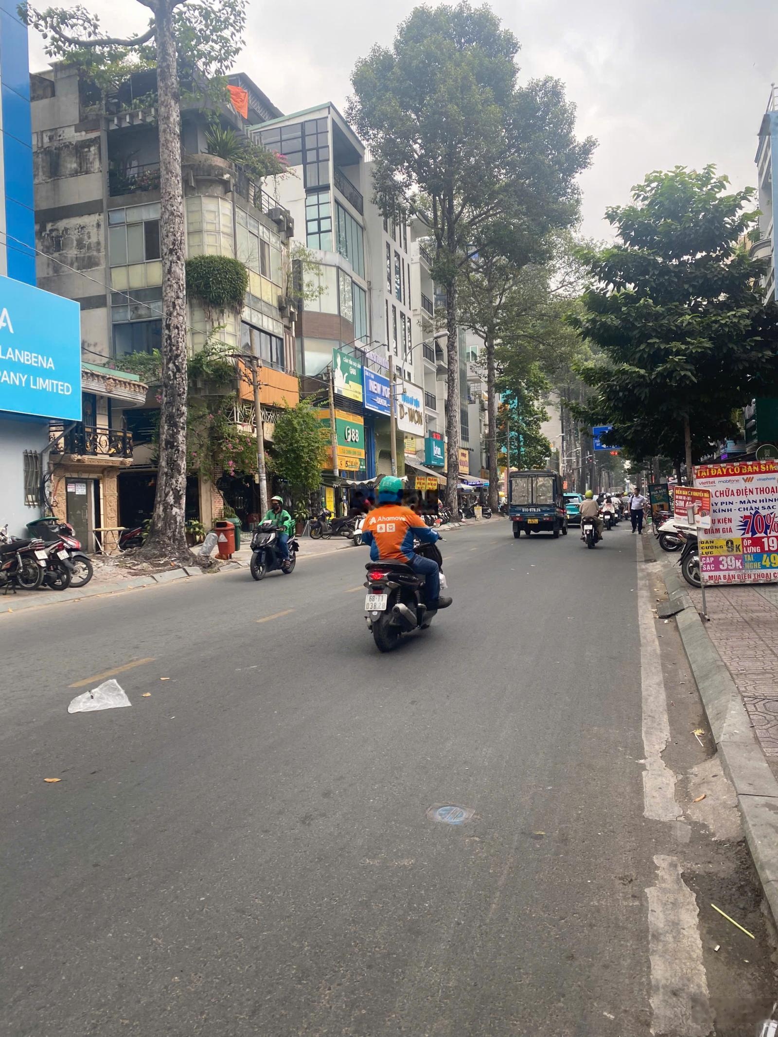 Tòa văn phòng MT đường Hoàng Hoa Thám ngay GA T3, Tân Bình 7.6x30m, hầm 8 lầu, 0941732277 cherry