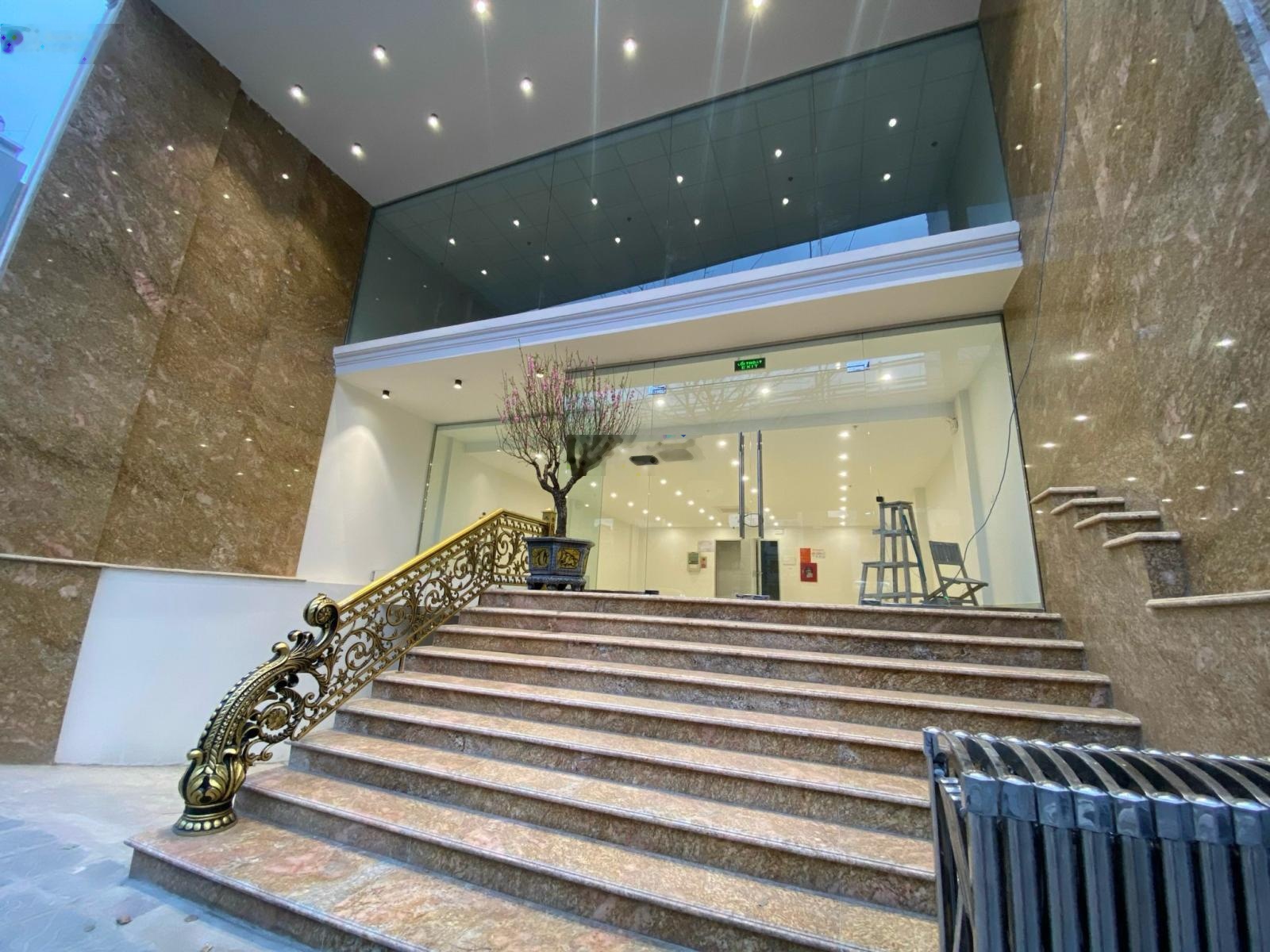 Cho thuê toà nhà 8 tầng 1 hầm phân lô phố Nguyễn Ngọc Vũ, Cầu Giấy, mới toanh, thang máy, 45tr/th