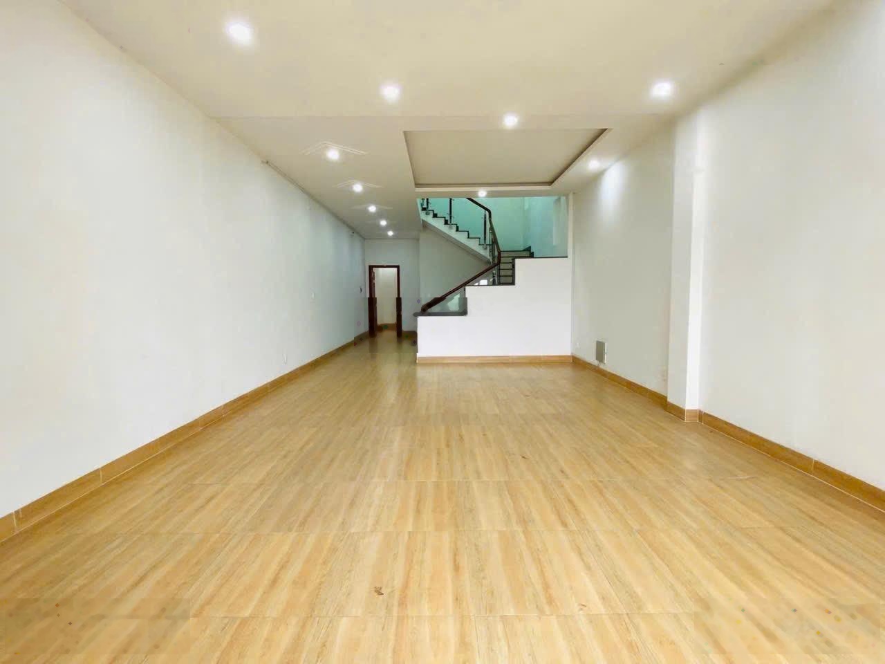 Nhà 2 lầu mới vĩa hè 5m phù hợp làm văn phòng