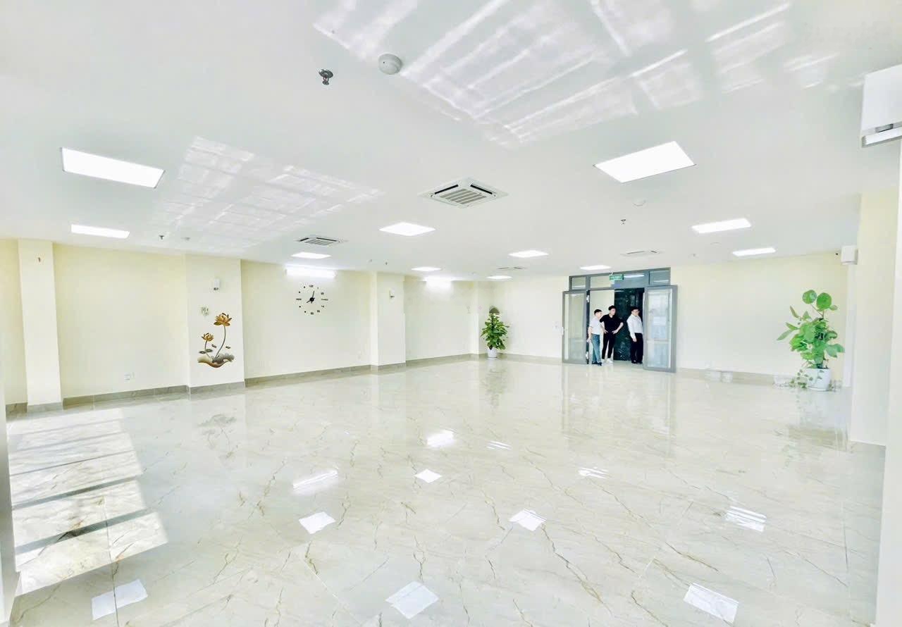 Cho thuê nhà mặt phố Duy Tân,72m2x3tầng,mặt tiền:6,2m,vị trí đẹp nhận diện, khu trung tâm văn phòng