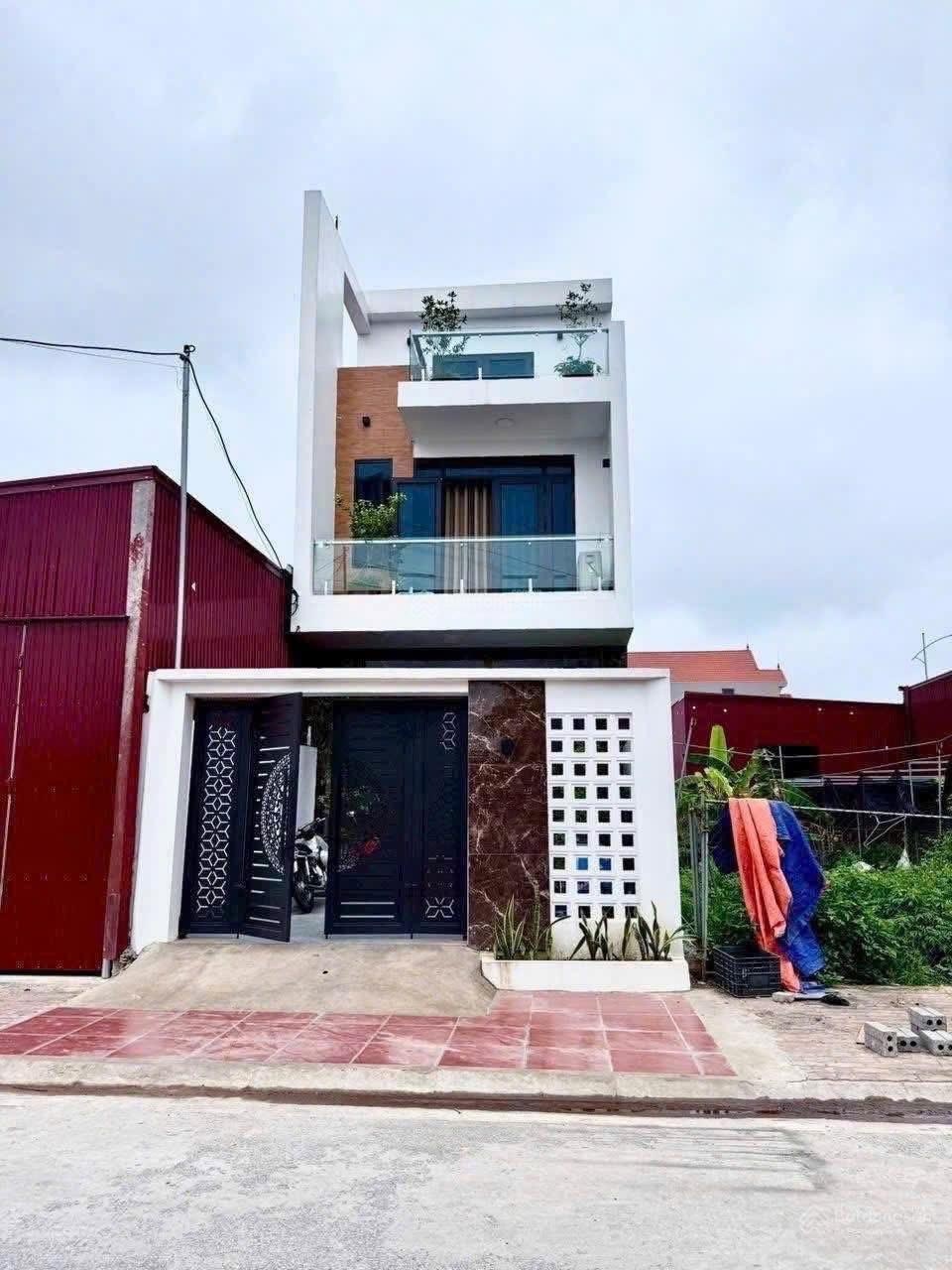 Bán đất tặng nhà 3 tầng mới xây, chỉ xách va li về ở thôi ạ Vị trí: Thôn Xâm Trong