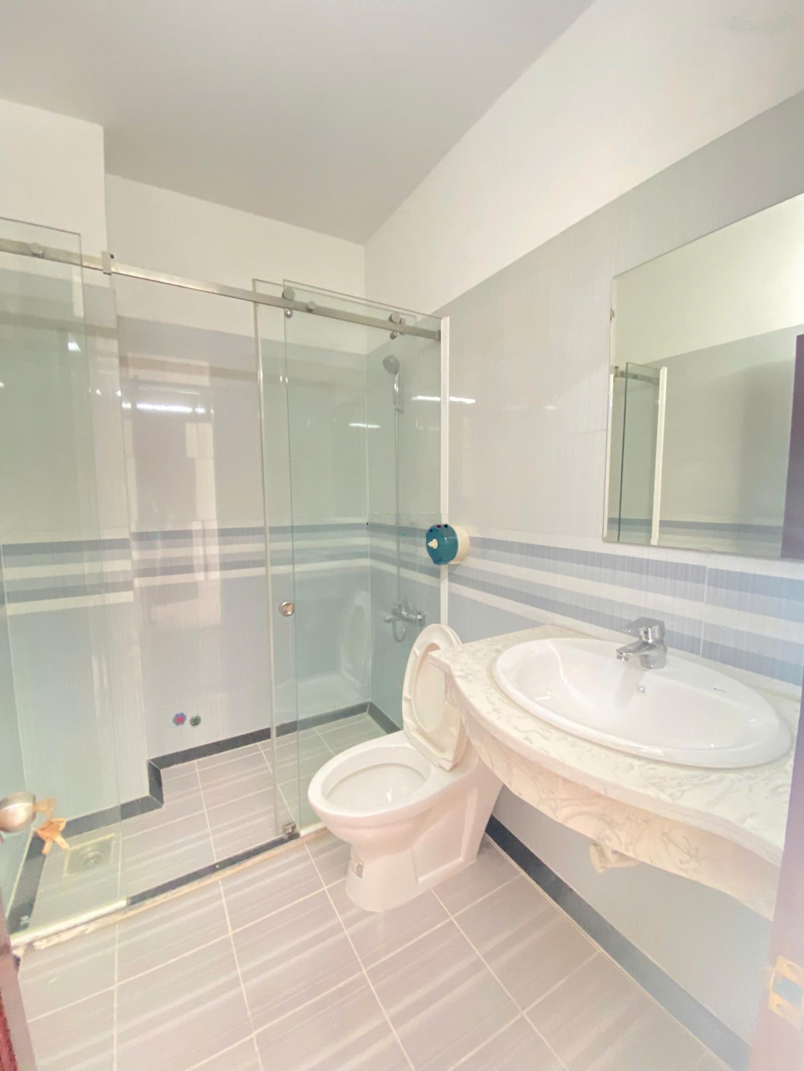 Cho thuê nhà đường hai bà trưng, nguyên căn ngang 5x25m. giá chỉ 3x