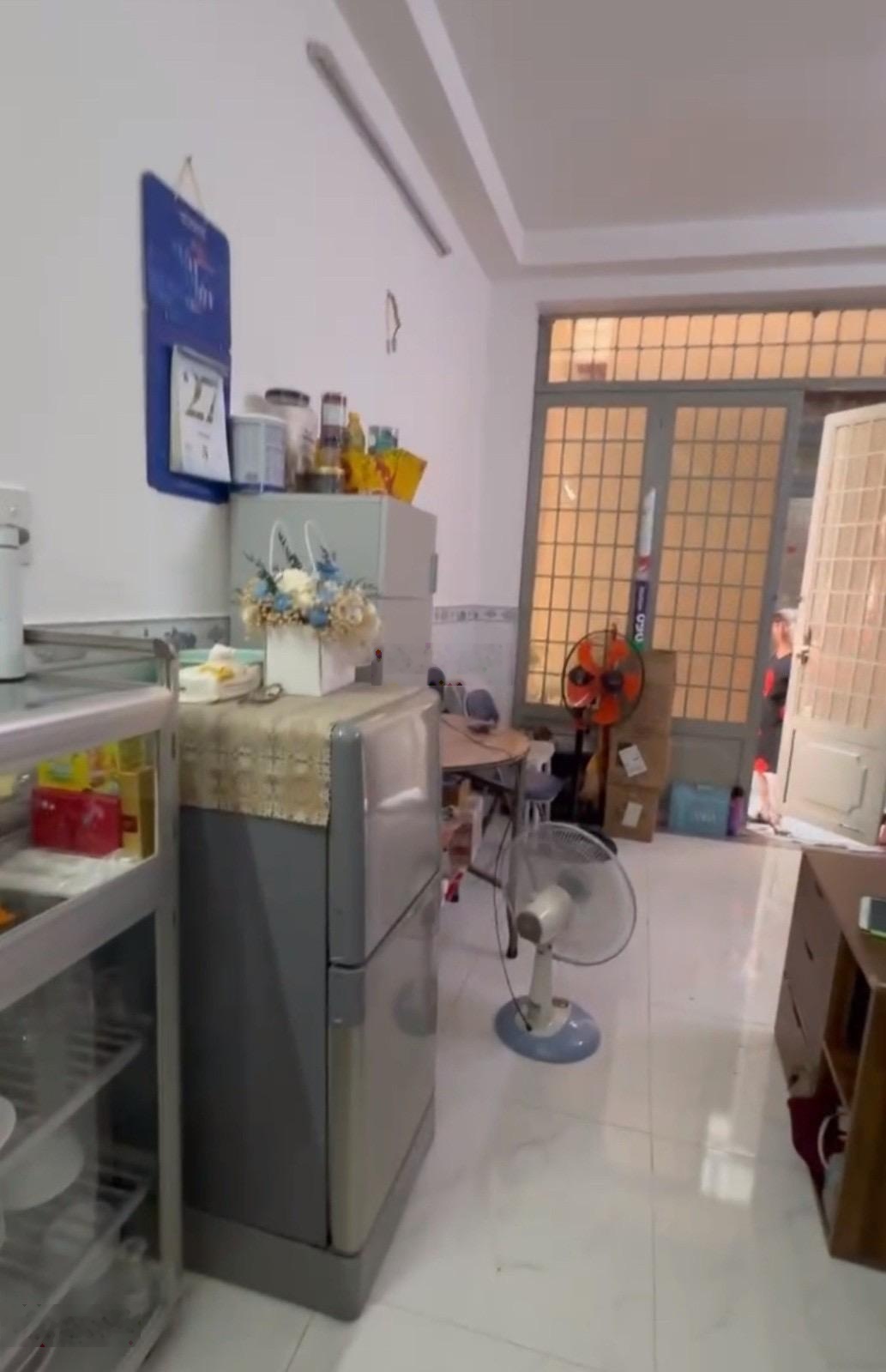 Vị trí vàng - vài vước chân ra hẻm xe tải thông - đối diện nhà là trường học. - diện tích: 3.5x6m