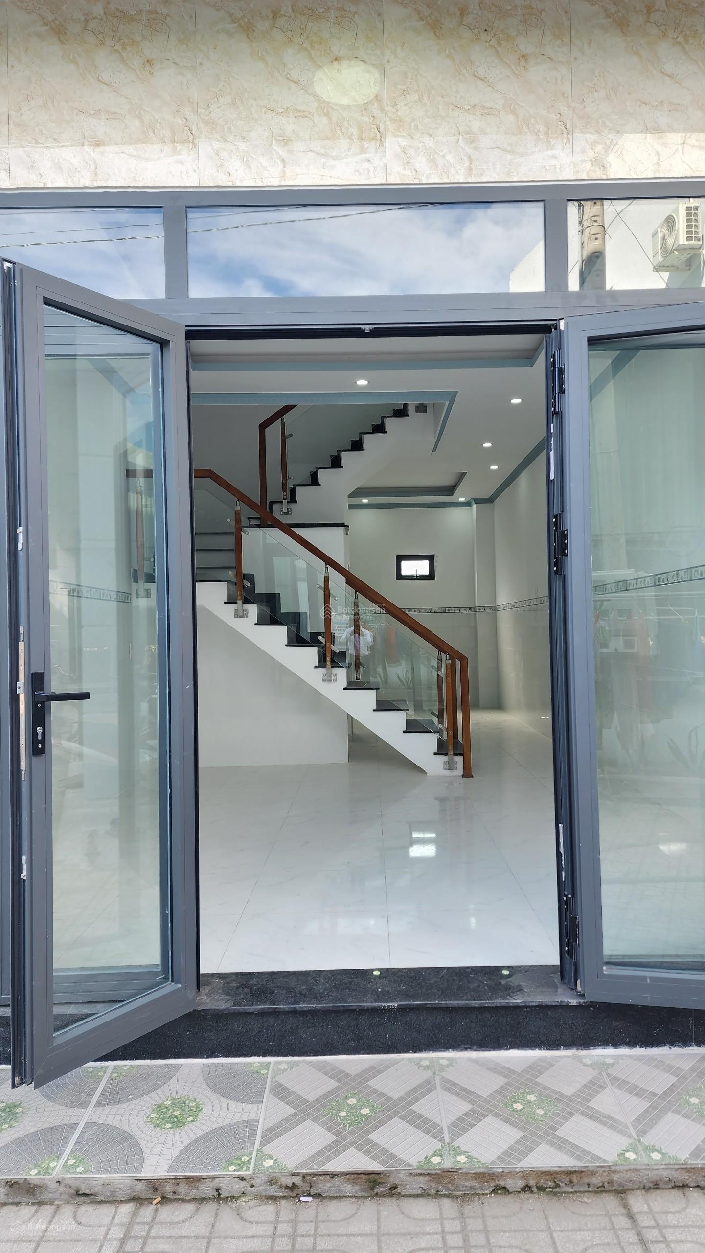 Bán căn nhà nguyên căn 1 trệt 1 lầu giá chỉ có 800 triệu, gần 100 m2 có thổ cư ngay chợ Thạnh Phú