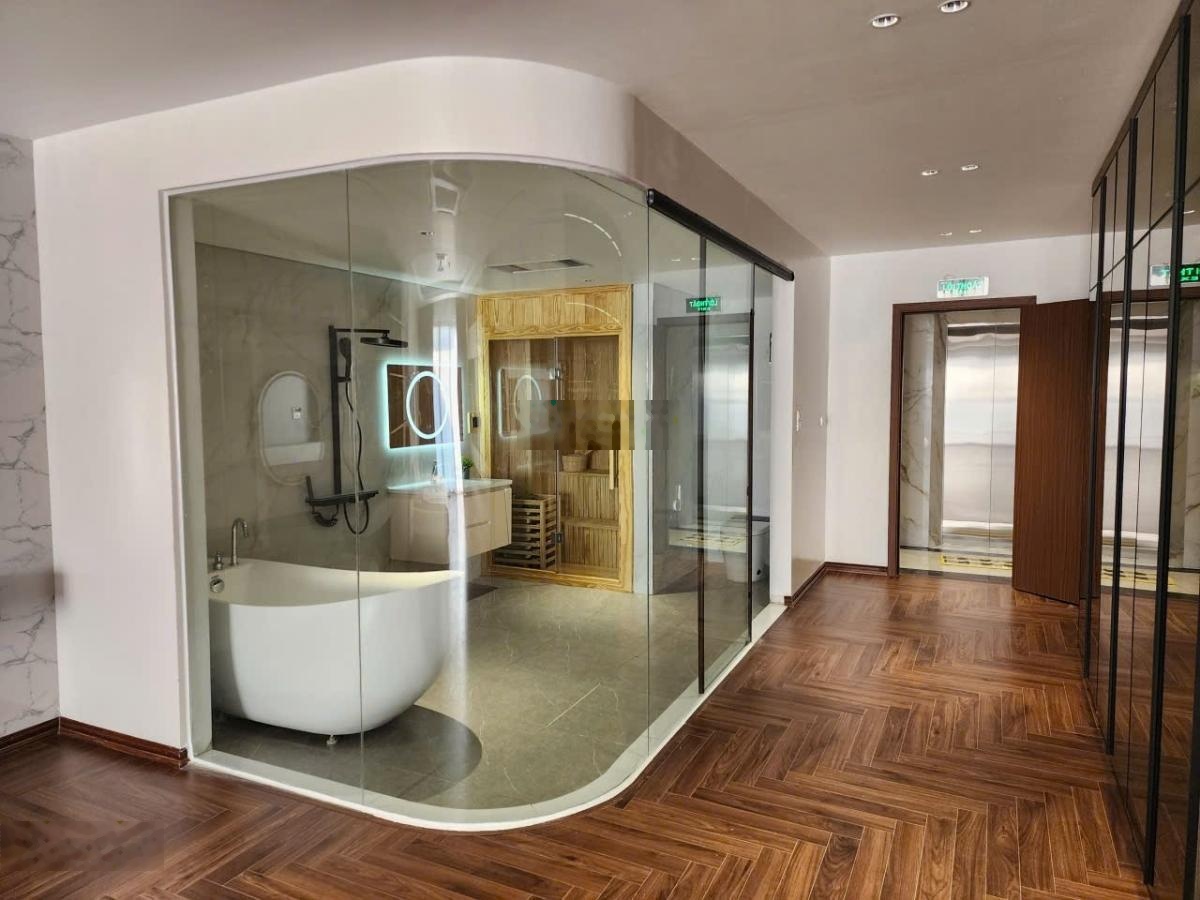 Bán nhà phố Hoàng Cầu. DT:80m2, 7 tầng thang máy, Oto tránh, 2 thoáng, kinh doanh. 32.9 tỷ. Đống Đa