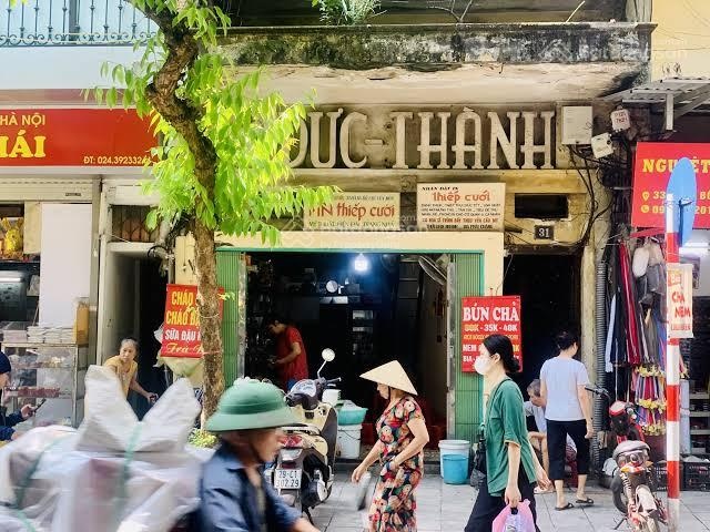 Cho thuê nhà mặt phố Hàng Cá diện tích 40m², mặt tiền 5m, nhà vuông vắn- trung tâm Hoàn Kiếm