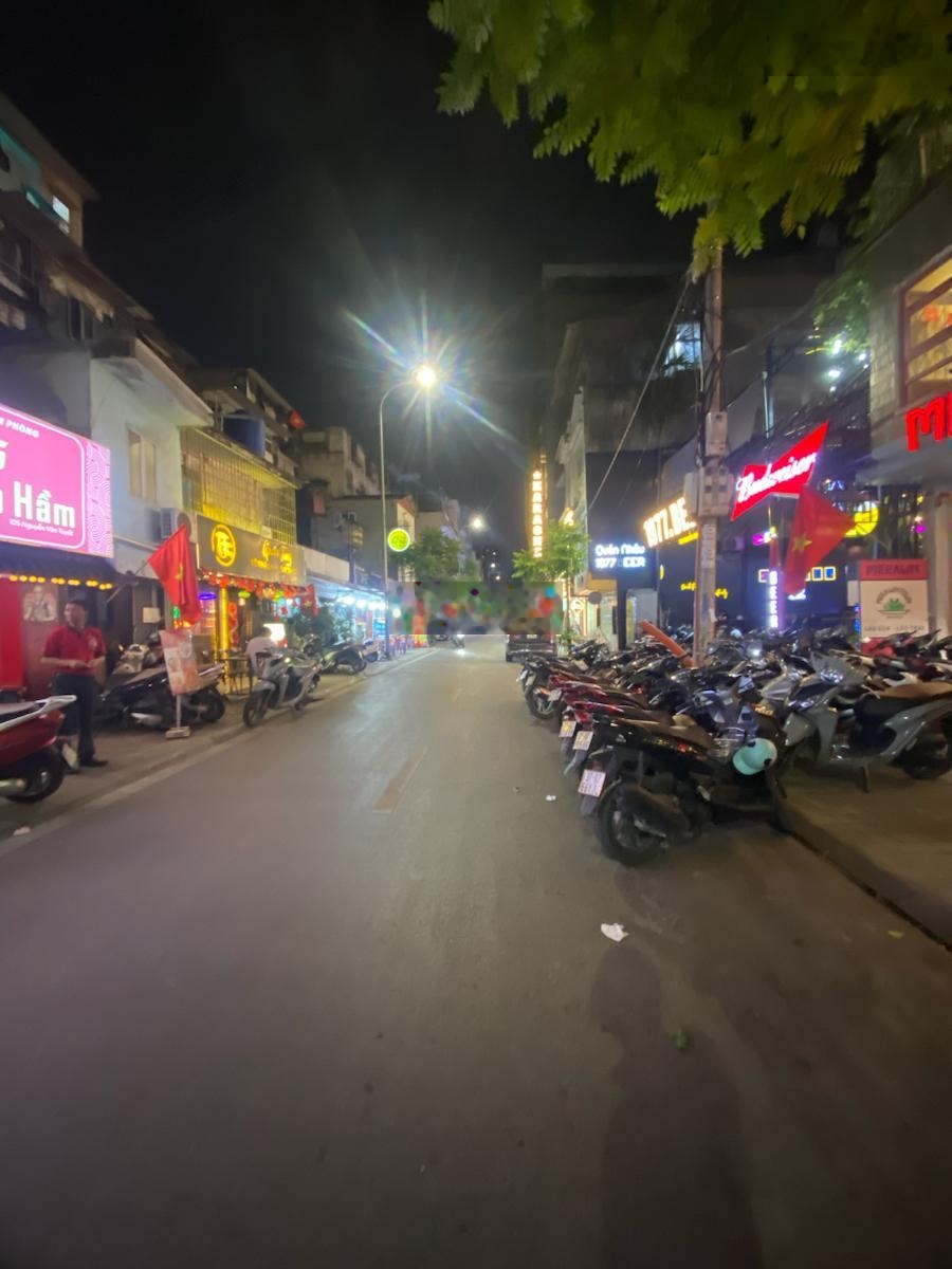 Cho thuê nhà mặt phố Nguyễn Văn Tuyết, Diện tích 100m2 x 3 tầng thông sàn, MT 6m, mọi mô hình