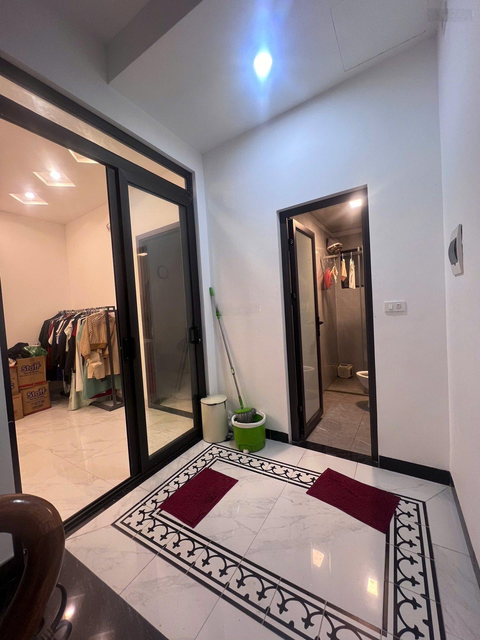Bán nhà phố Duy Tân, Cầu Giấy, 51m2, 6 tầng, ô tô 20m, phân lô, ngõ thông, kinh doanh, 13.8 tỷ