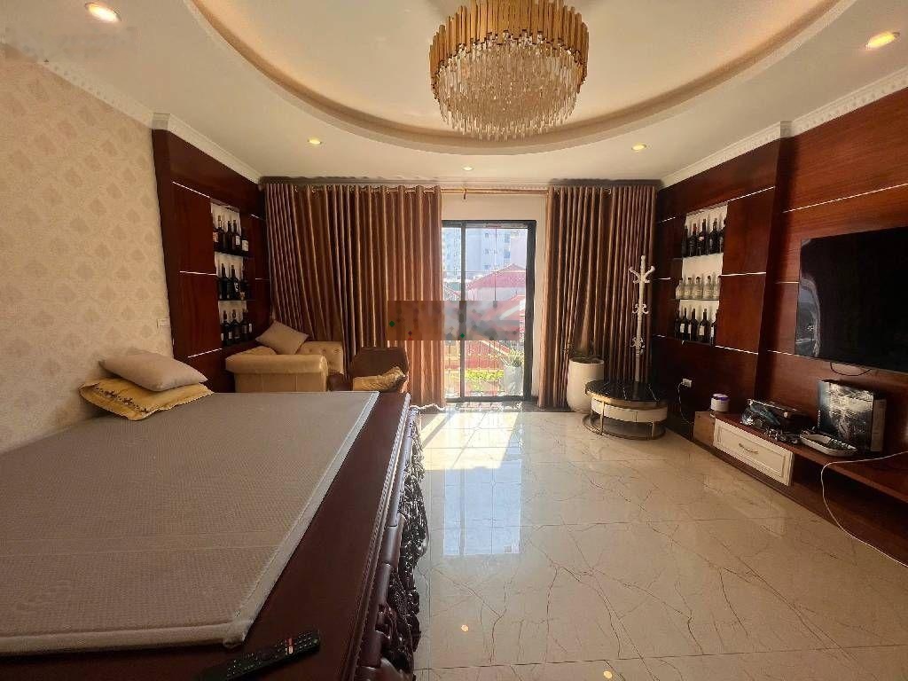 Siêu phẩm! tòa văn phòng phố trung kính - 7t thang máy - thông sàn - oto 45 chỗ đỗ cửa - vỉa hè.