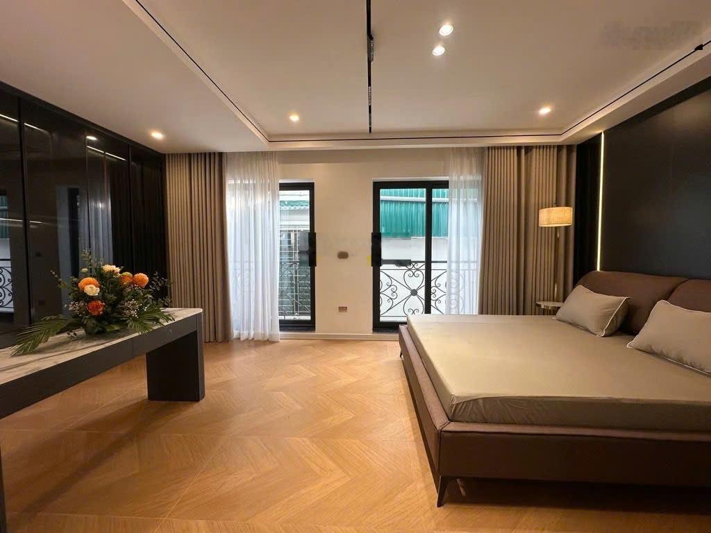 Thang máy- ô tô đỗ cửa - cách mặt phố bạch mai 15m mặt tiền khủng - nhìn ngay ra ngoài là đường lớn