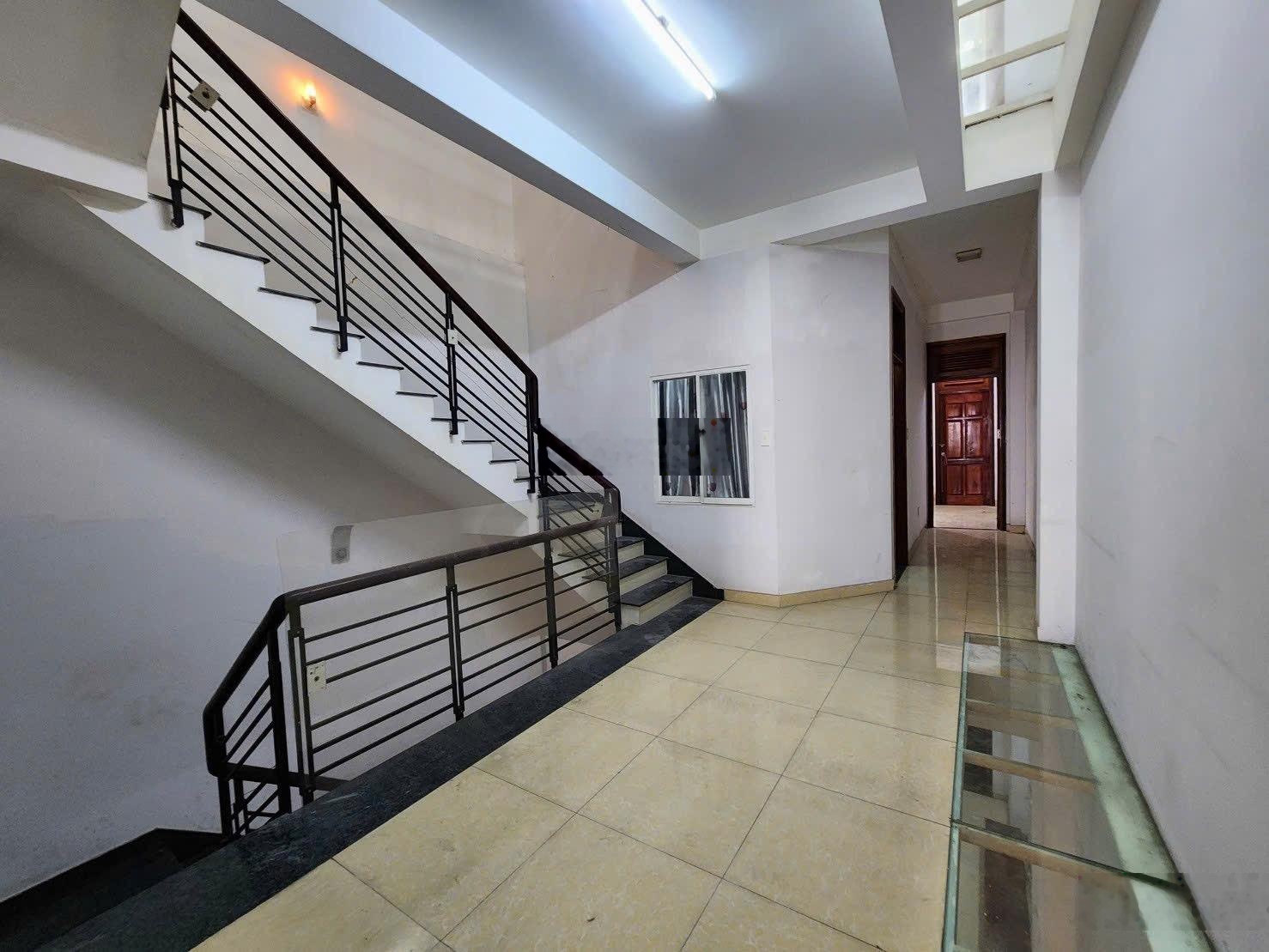 18 triệu CHO THUÊ NHÀ MẶT TIỀN KDC HỒNG LONG Hiệp bình Phước thủ Đức SÂN XE HƠI. Diện tích 5x20m,