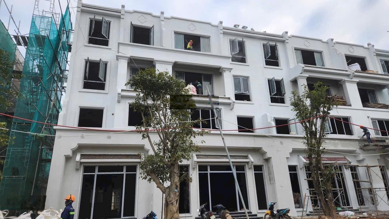 Liền kề xẻ khe thoáng như song lập mặt đường ĐLBM 24m liên hệ em 0773286021