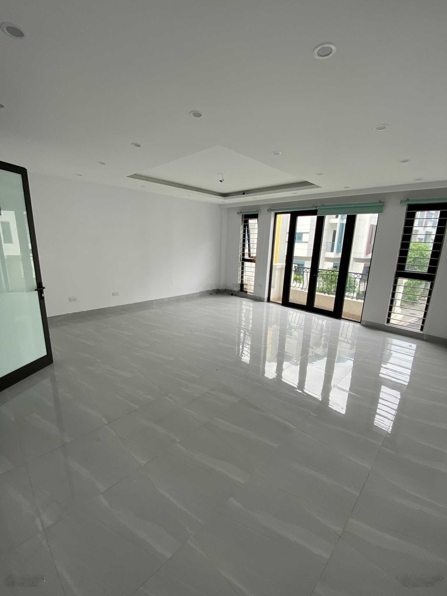 Cho thuê nhà mặt phố Thiên Hiền, Mỹ Đình 100 mét, 5 tầng, mặt tiền đẹp, vỉa hè rộng