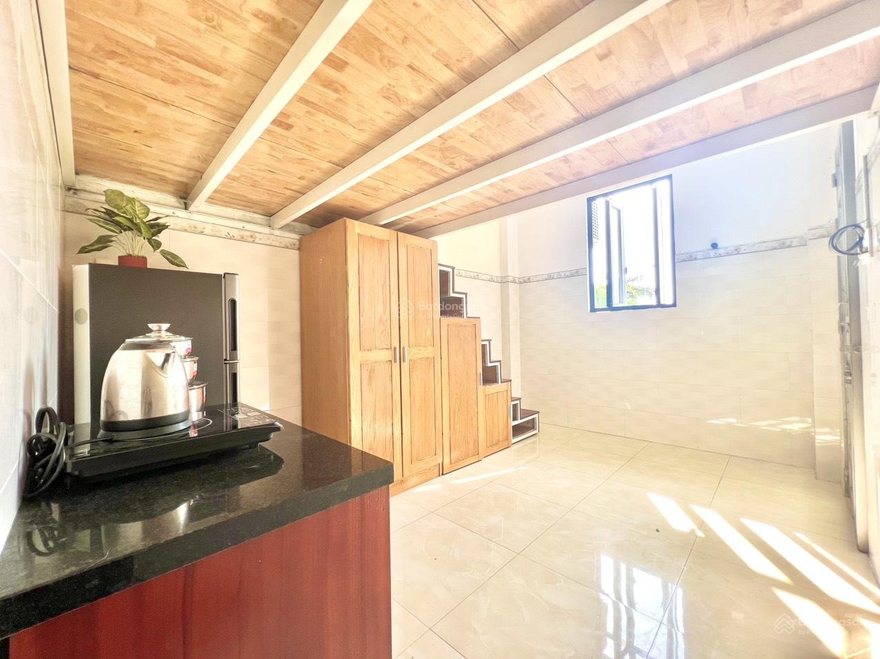 Gác lửng hiện đại, cửa sổ thoáng mát, giờ tự do Khuông Việt giao Trịnh Đình Trọng, Tân Phú