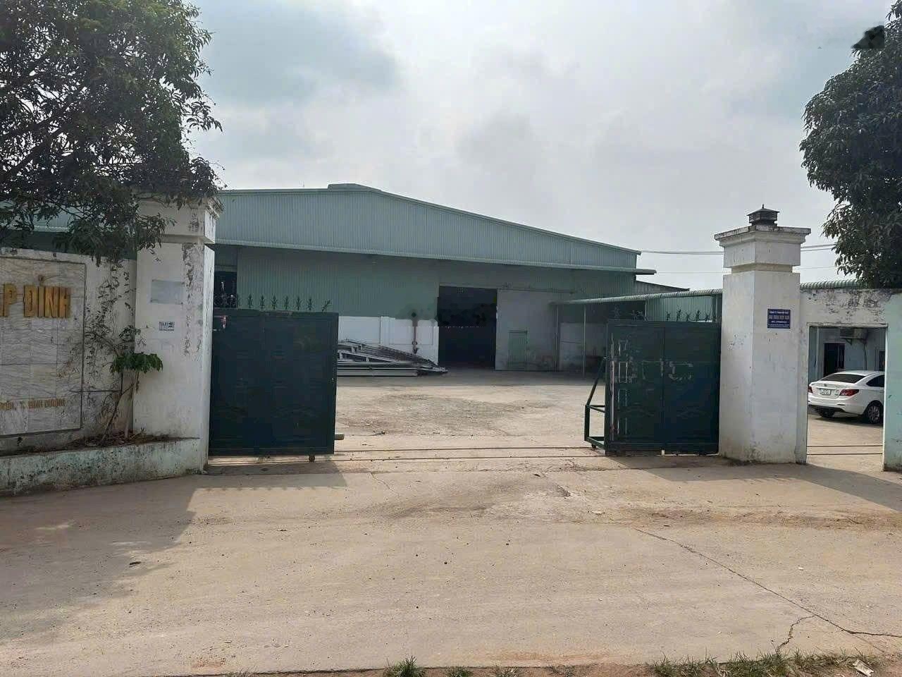 Cho thuê xưởng 3000m2. Đầy đủ giấy phép. Giá 180 triệu. Gần khu công nghiệp Đất Cuốc, Tân Uyên, HCM