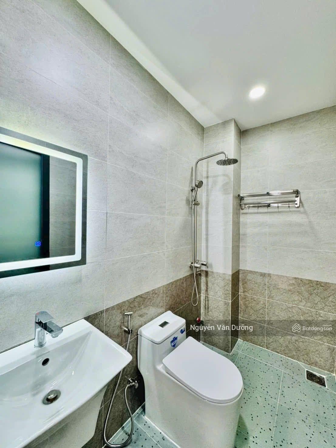 Bay nhanh! Nhà phố Nguyễn Chí Thanh, ngõ nông, ô tô cách 30m, gần Ngoại Thương, sân xe, DT 40m2*5T