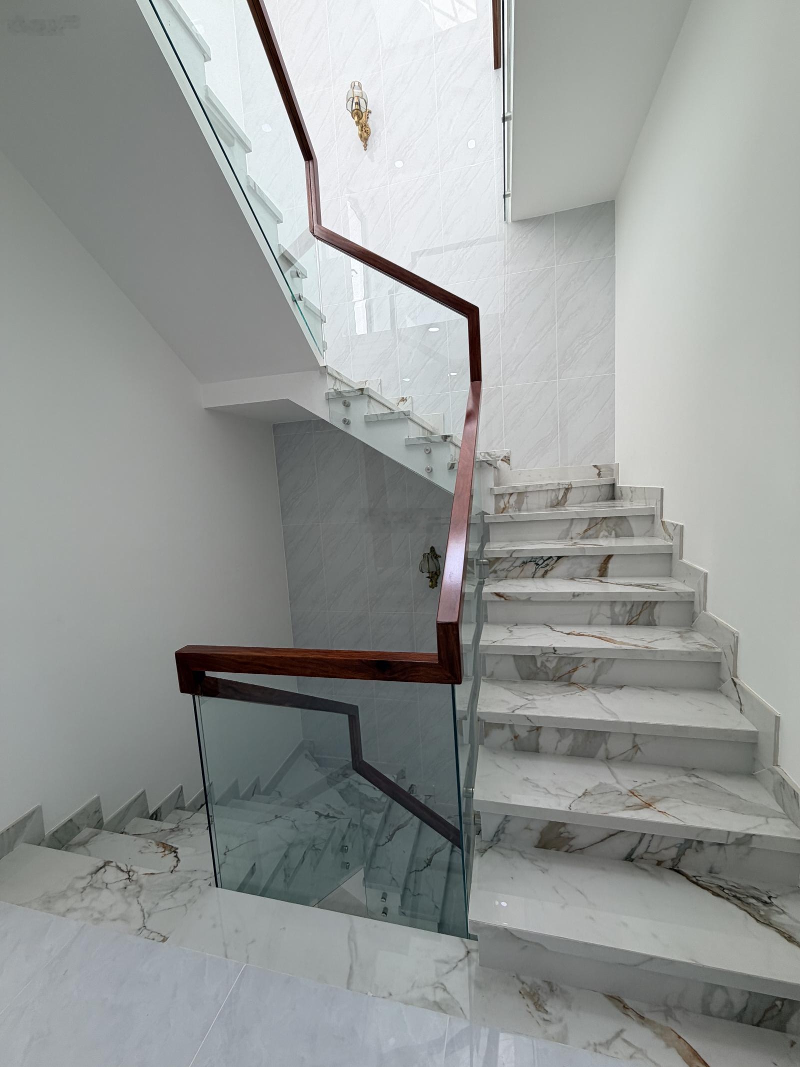 Bán nhà mới xây 3 lầu 4pn 5wc hẻm nguyễn thị định giá 9,9 tỷ