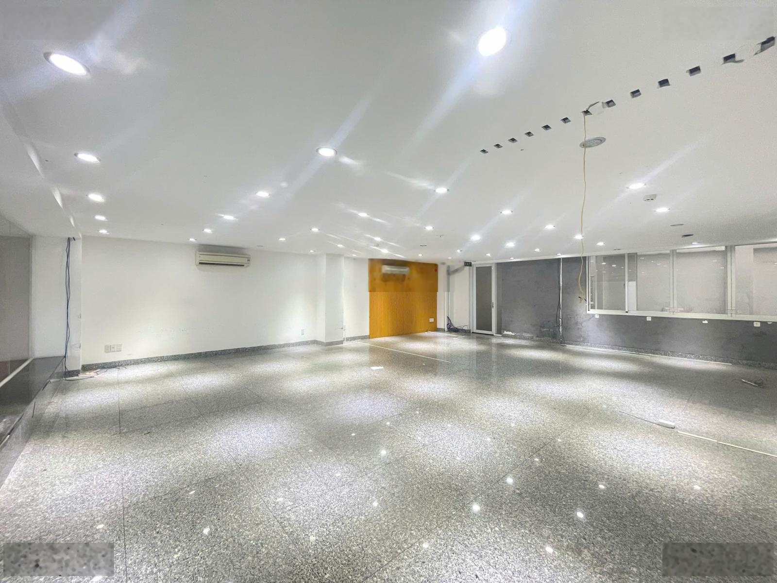 Văn phòng đẹp hoàng văn thụ, tân bình - gần sân bay. dt: 120m2 giá chỉ 28tr. lh: 0906371802