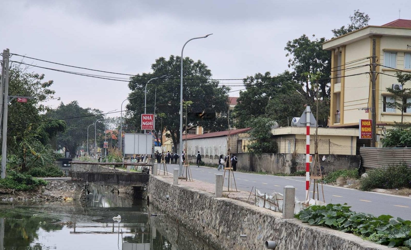 Cho thuê tòa nhà 3 tầng trên đất 3.700m2 to như UBND xã