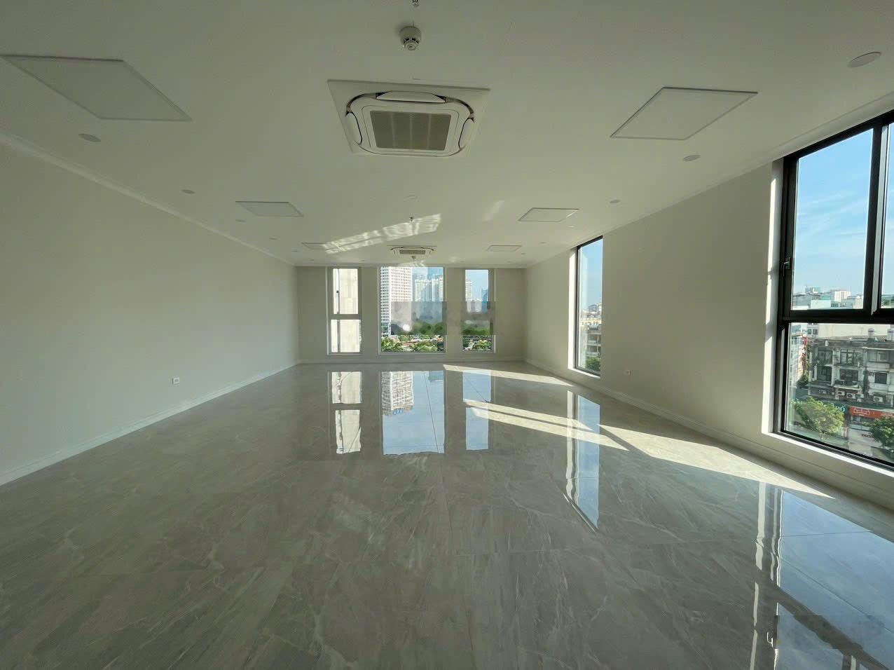 Cho thuê nhà mặt phố đường Bưởi DT 100m*6 tầng, MT 10m, Thang máy.... giá 75tr LH 0943308873